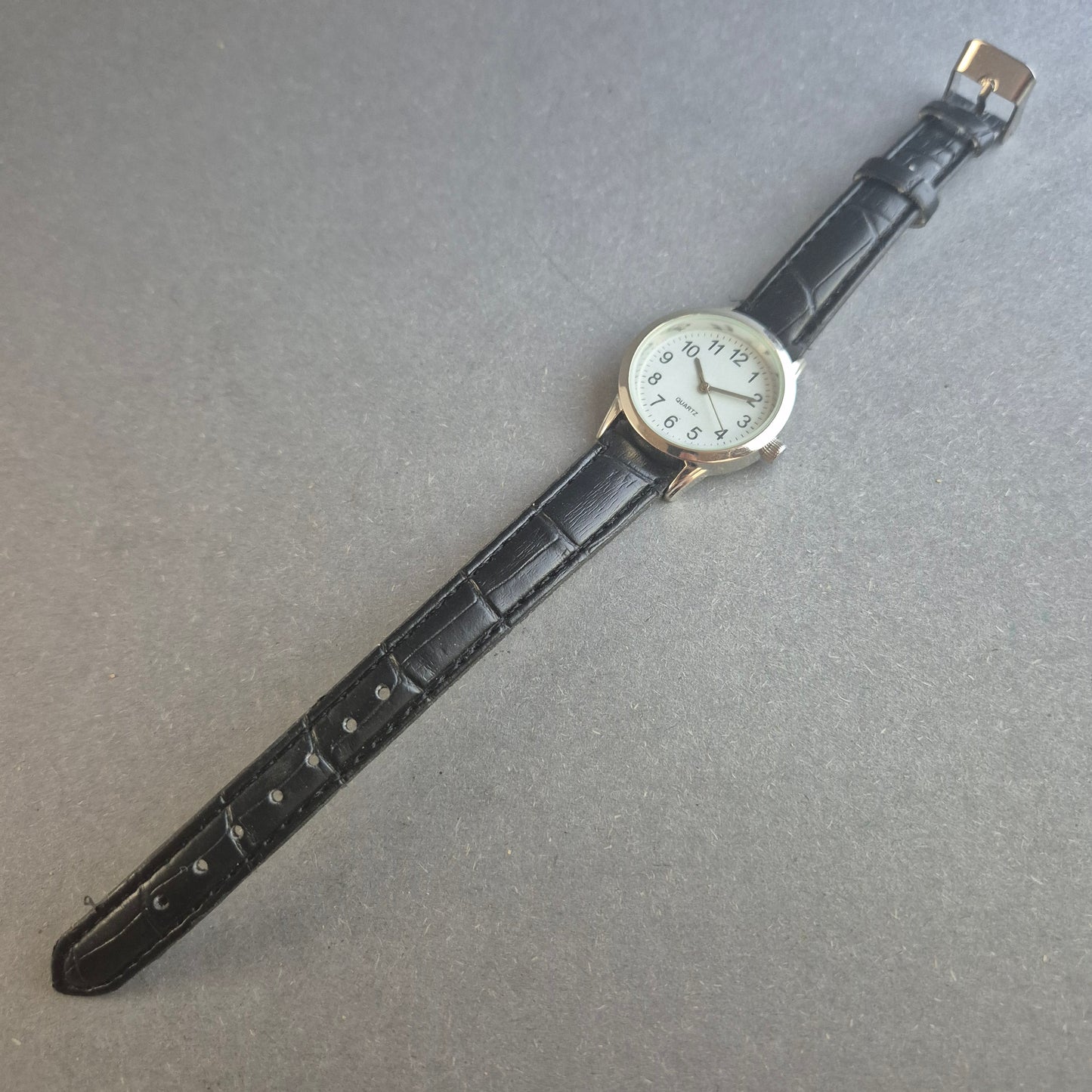 Klassische Quarz-Armbanduhr – Zeitloses Design mit Lederarmband