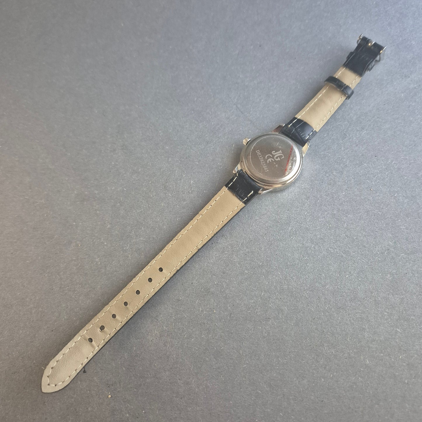 Klassische Quarz-Armbanduhr – Zeitloses Design mit Lederarmband