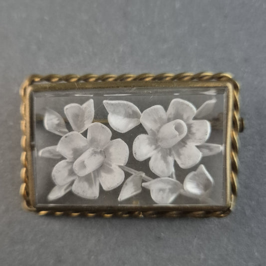 Antike Brosche mit Gravur – Florales Design in Goldfassung