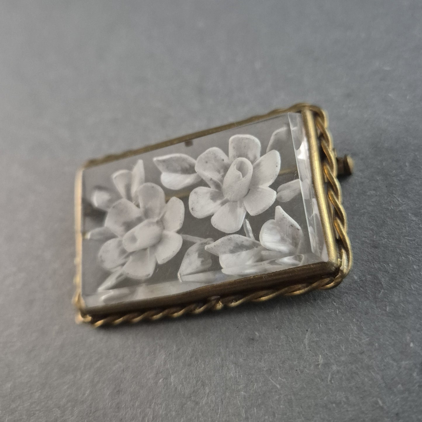 Antike Brosche mit Gravur – Florales Design in Goldfassung