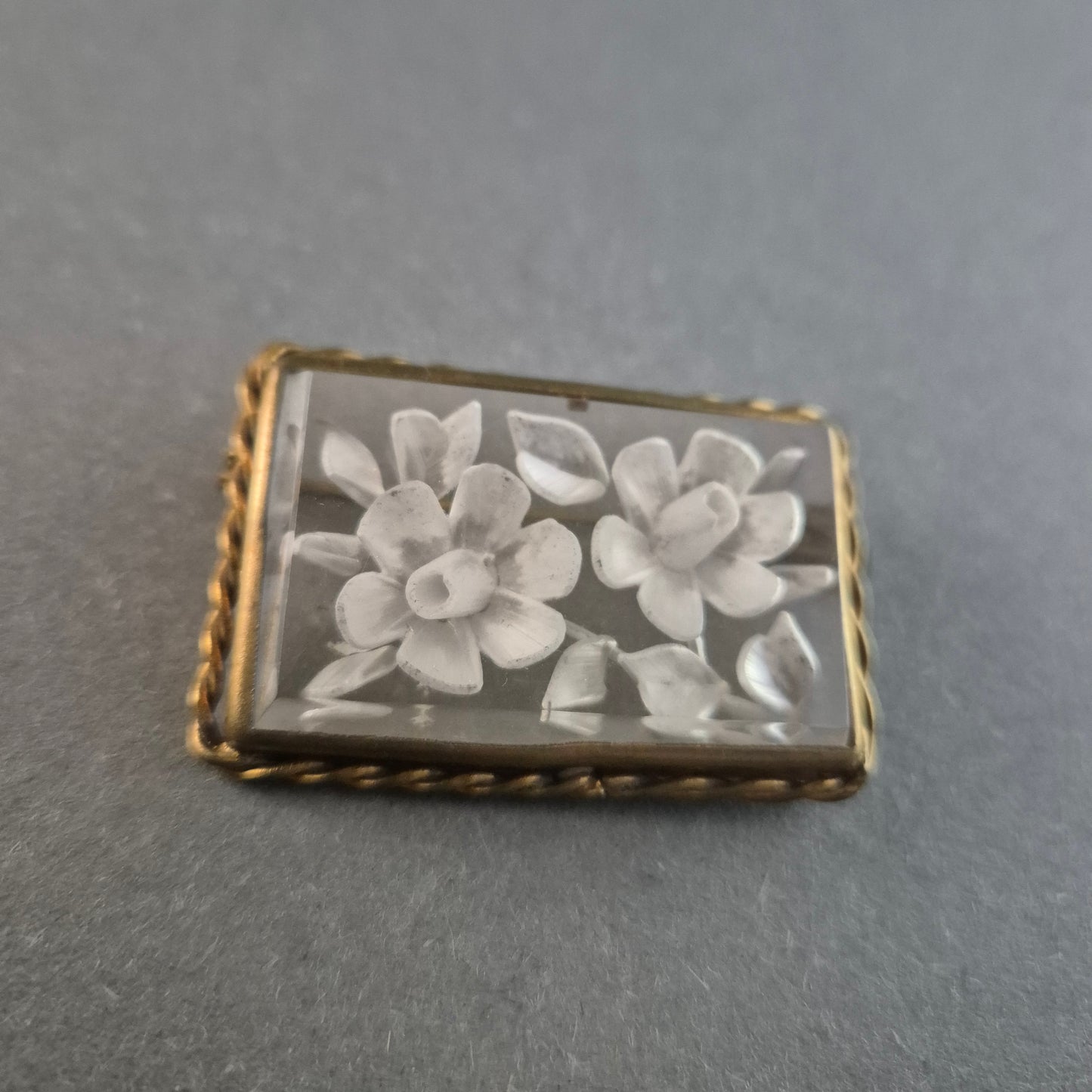 Antike Brosche mit Gravur – Florales Design in Goldfassung