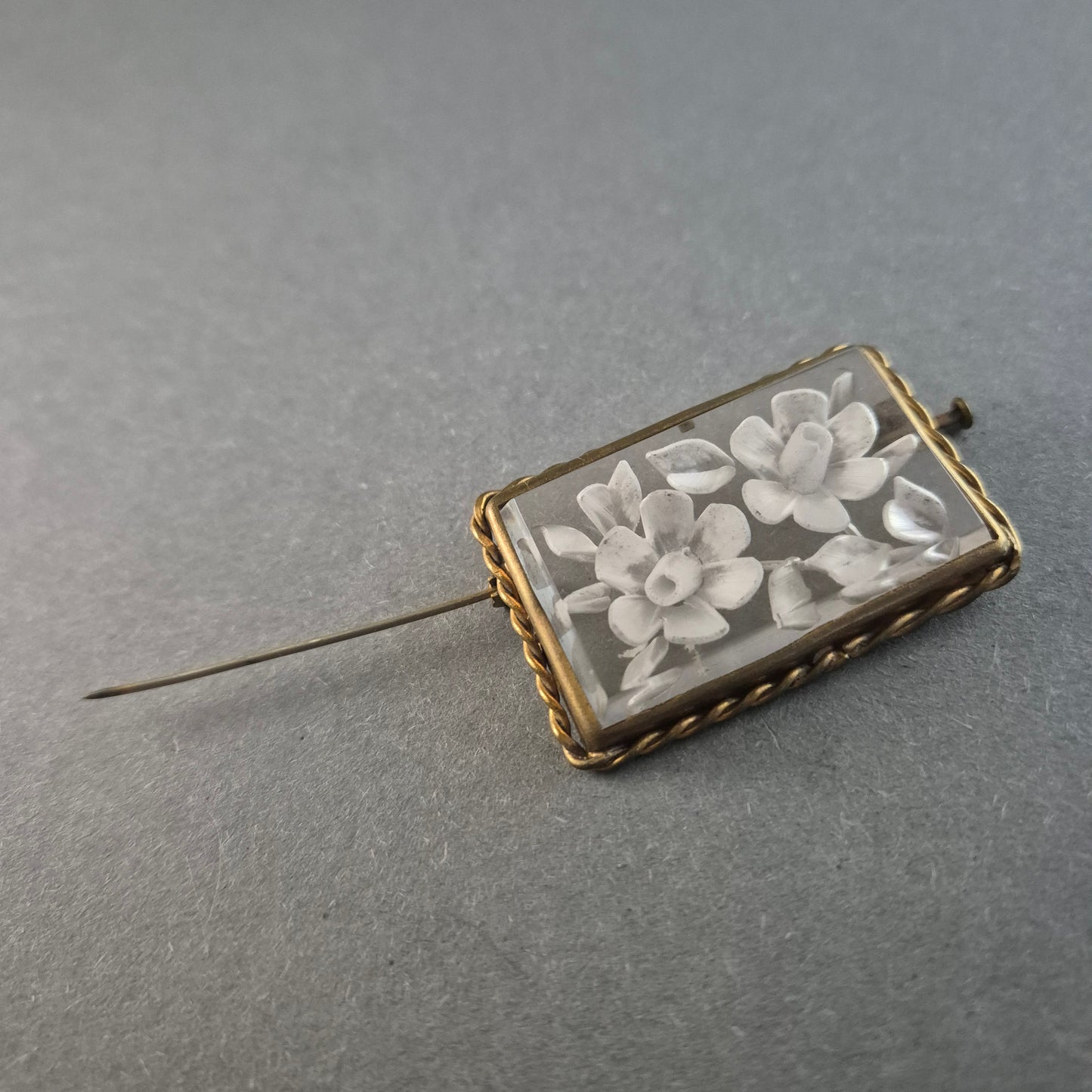 Antike Brosche mit Gravur – Florales Design in Goldfassung