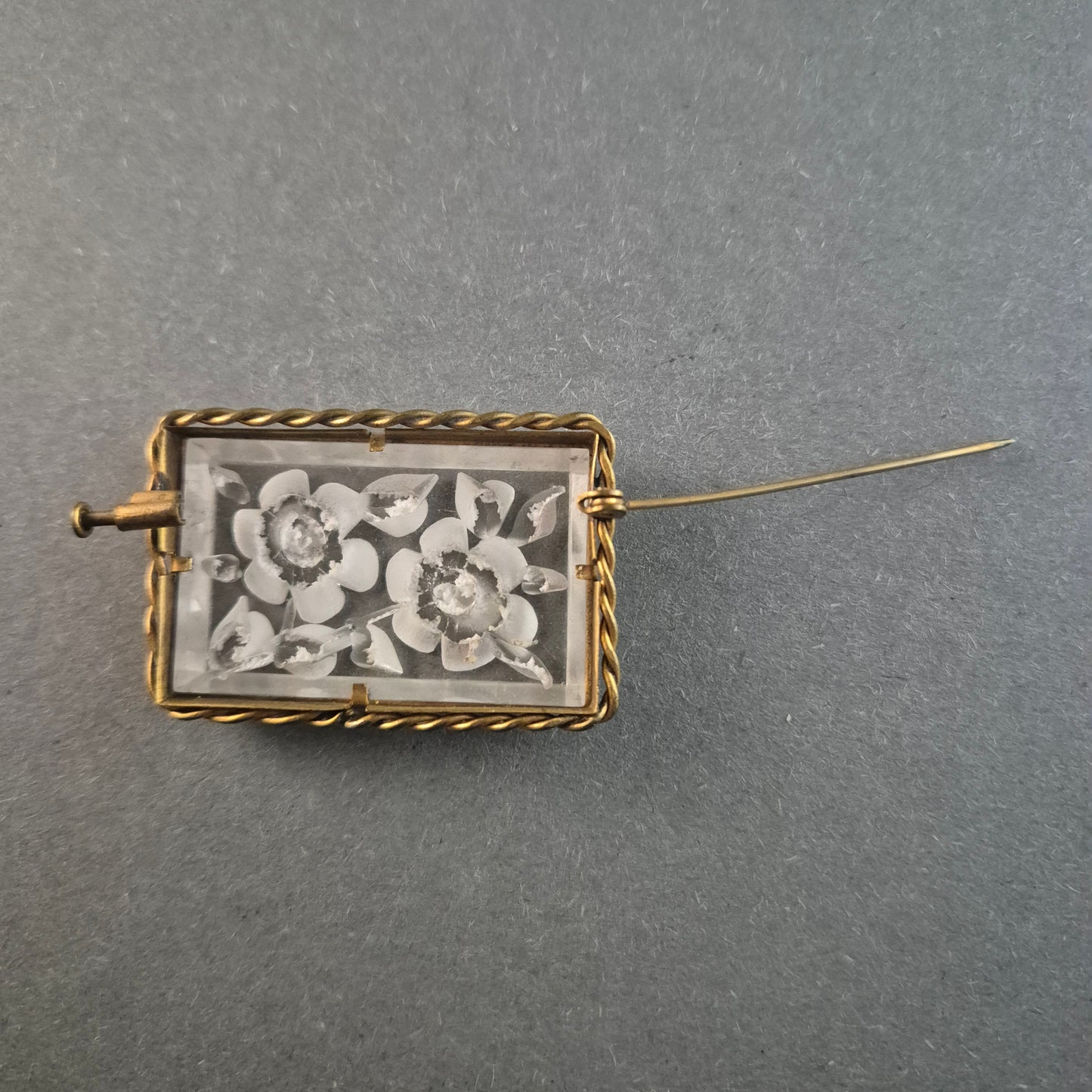 Antike Brosche mit Gravur – Florales Design in Goldfassung