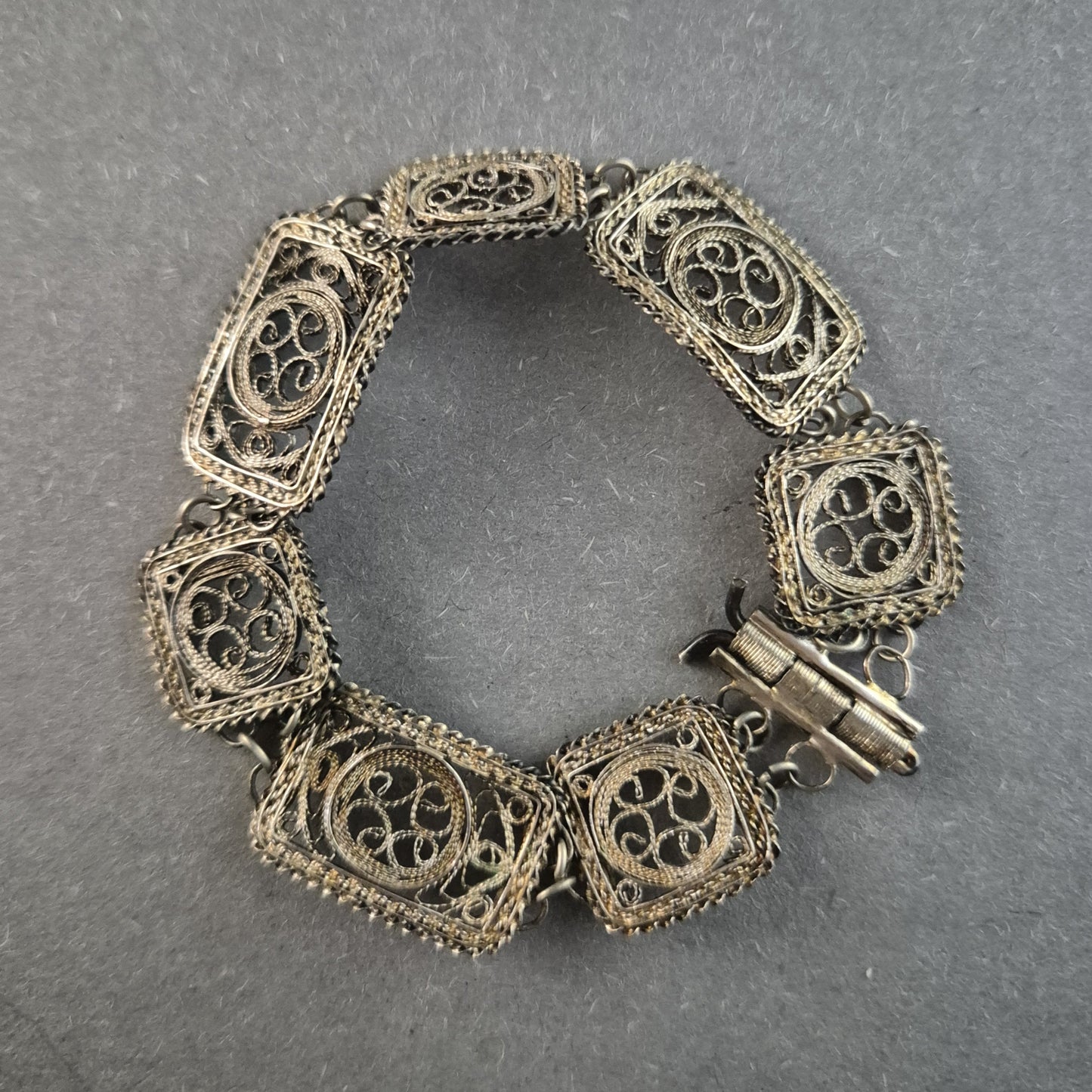 Filigranes Vintage-Armband – Handgefertigtes Design in Silberoptik