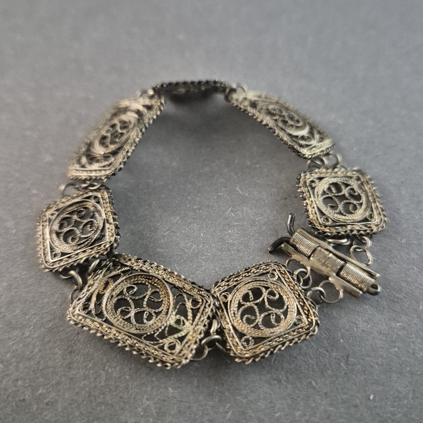 Filigranes Vintage-Armband – Handgefertigtes Design in Silberoptik