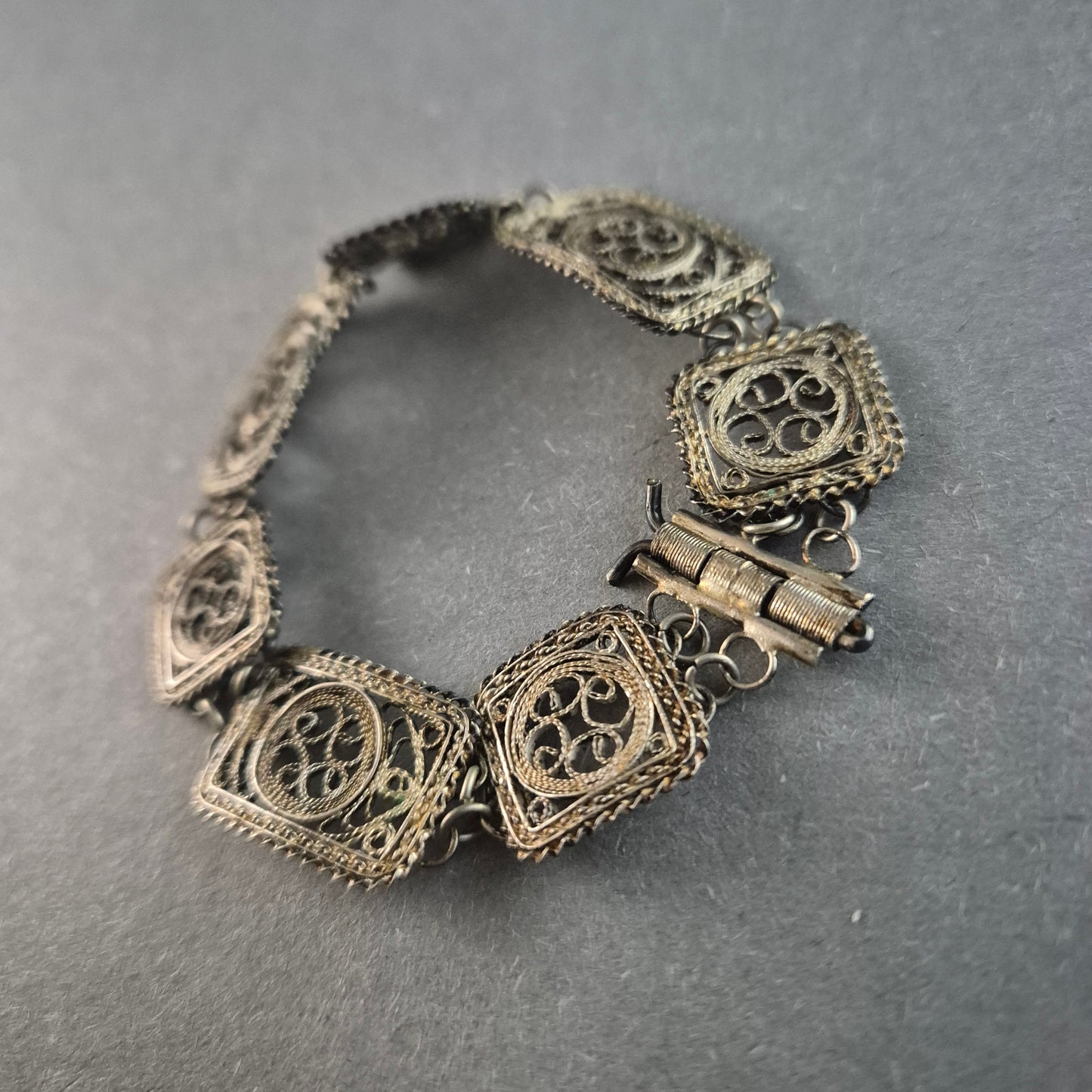 Filigranes Vintage-Armband – Handgefertigtes Design in Silberoptik