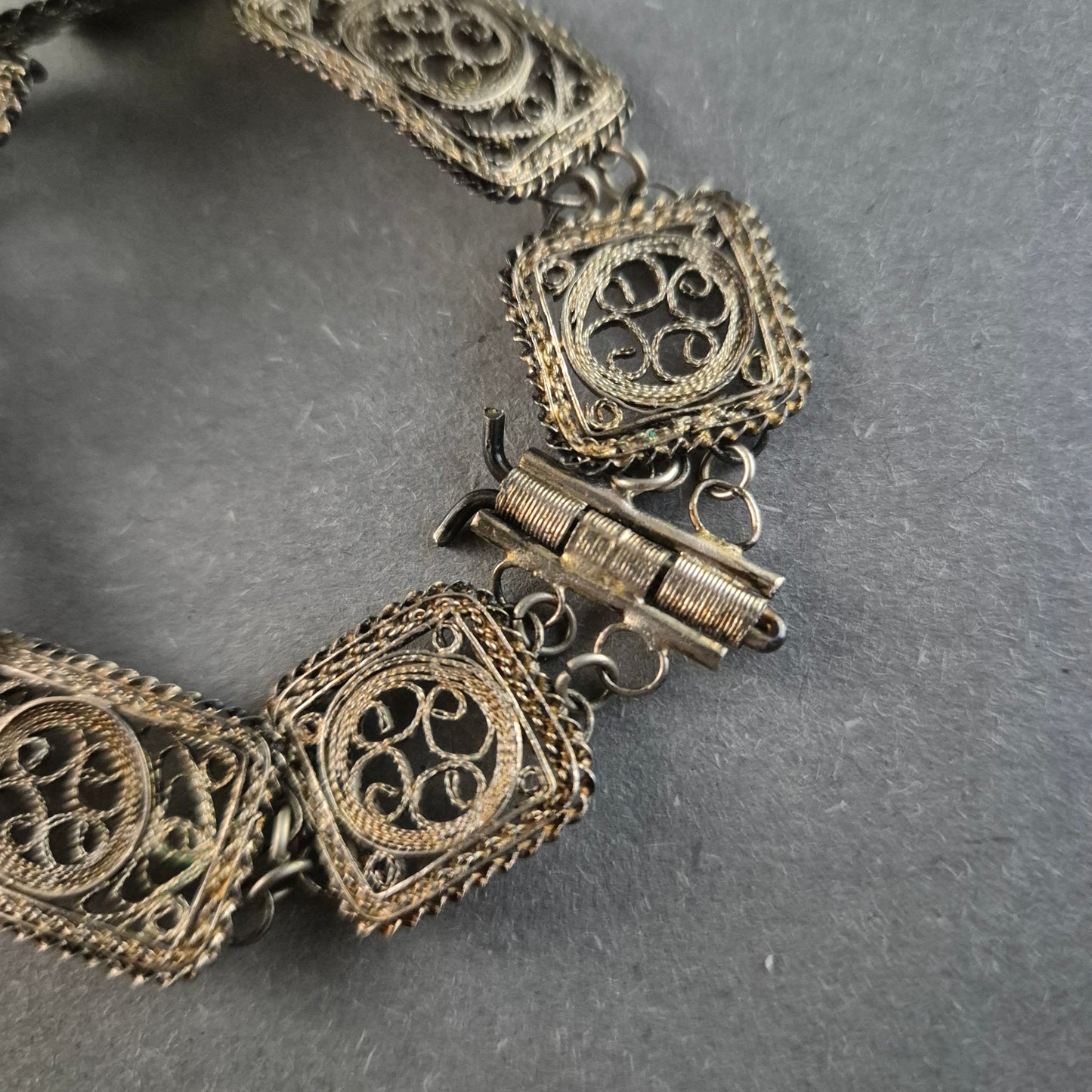 Filigranes Vintage-Armband – Handgefertigtes Design in Silberoptik