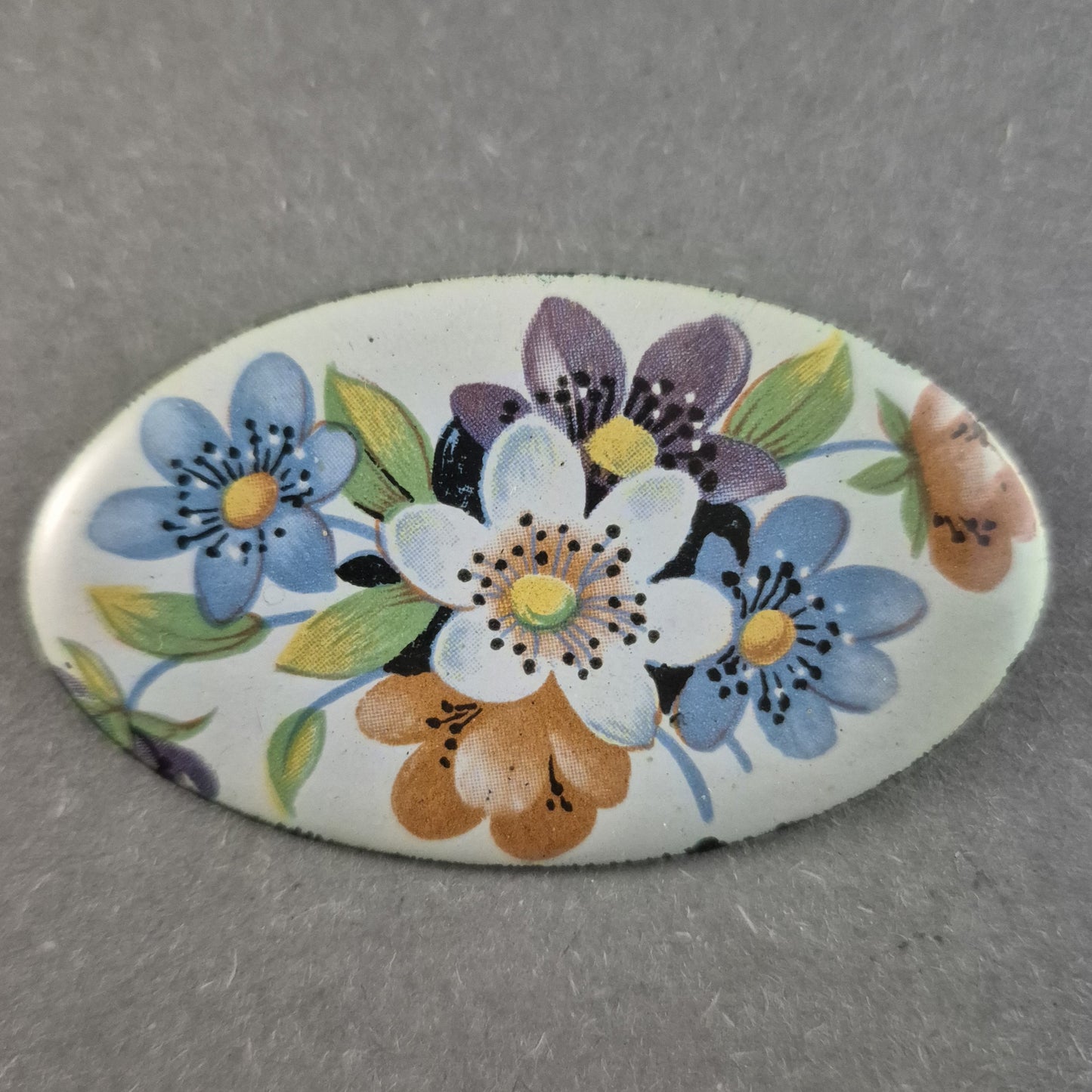 Vintage Emaille-Brosche mit Blumenmotiv – Handbemaltes Unikat