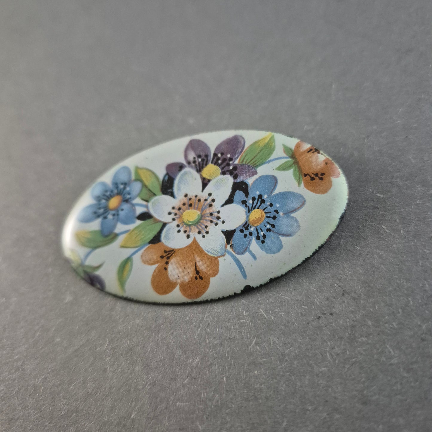 Vintage Emaille-Brosche mit Blumenmotiv – Handbemaltes Unikat