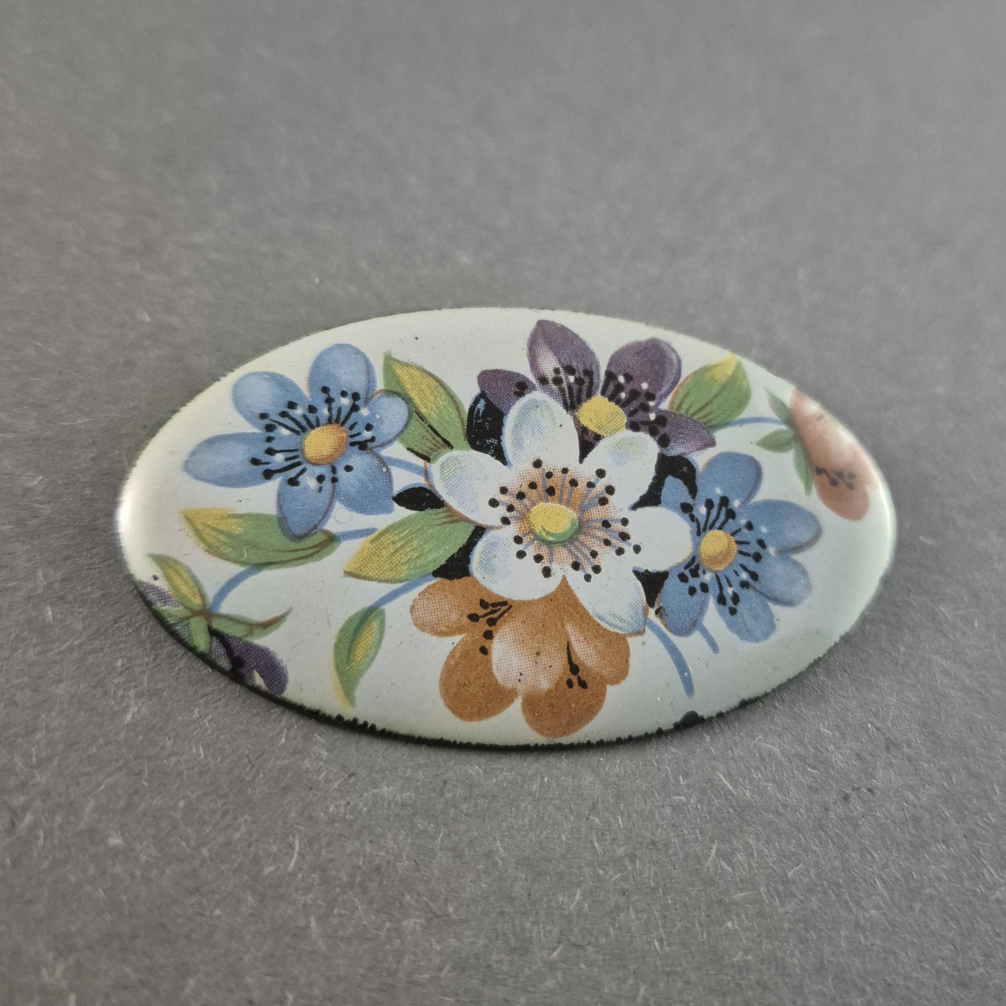 Vintage Emaille-Brosche mit Blumenmotiv – Handbemaltes Unikat