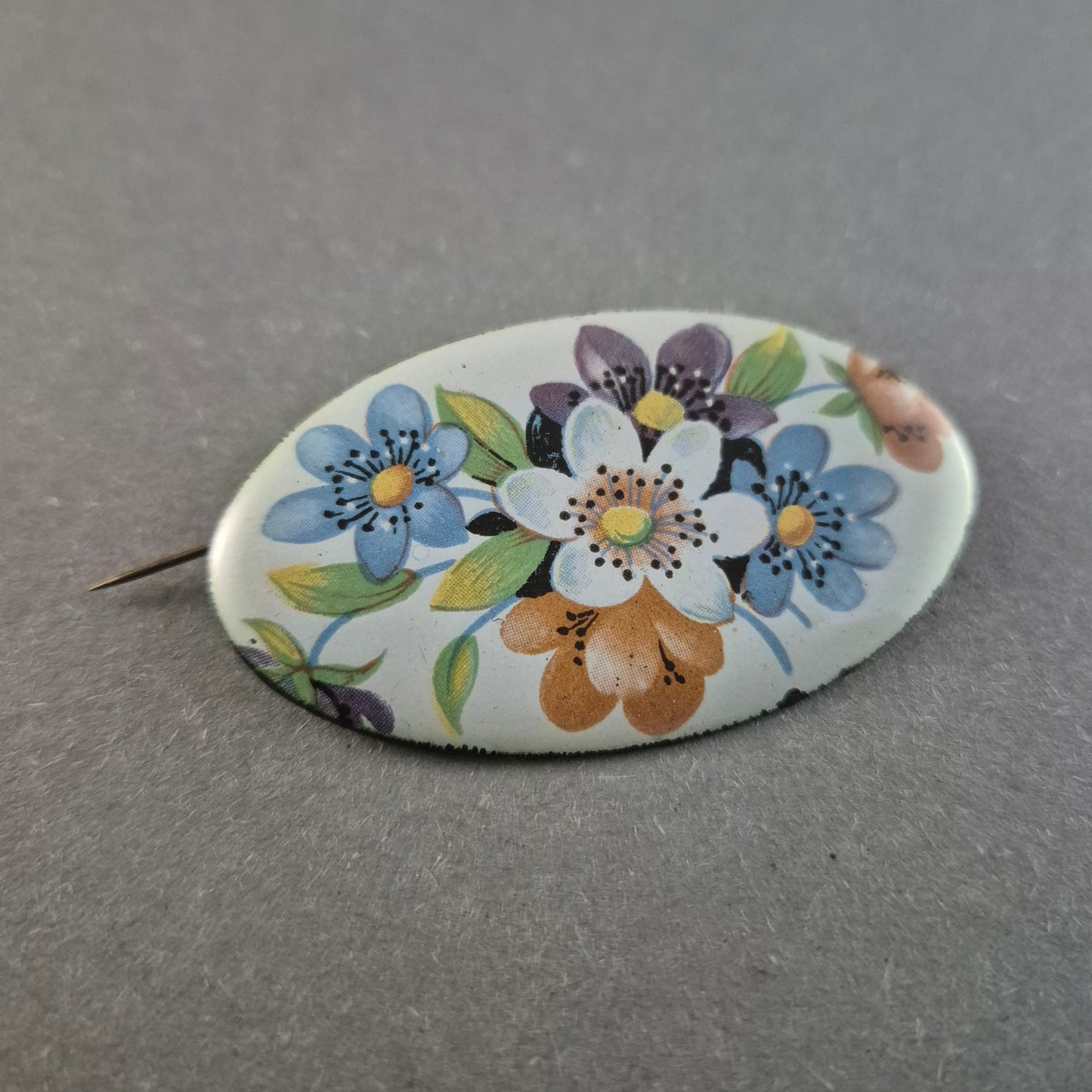 Vintage Emaille-Brosche mit Blumenmotiv – Handbemaltes Unikat