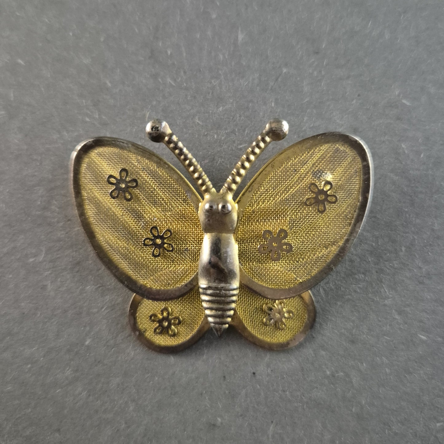 Vintage Schmetterlings-Brosche – Filigrane Goldoptik mit Blütenmuster