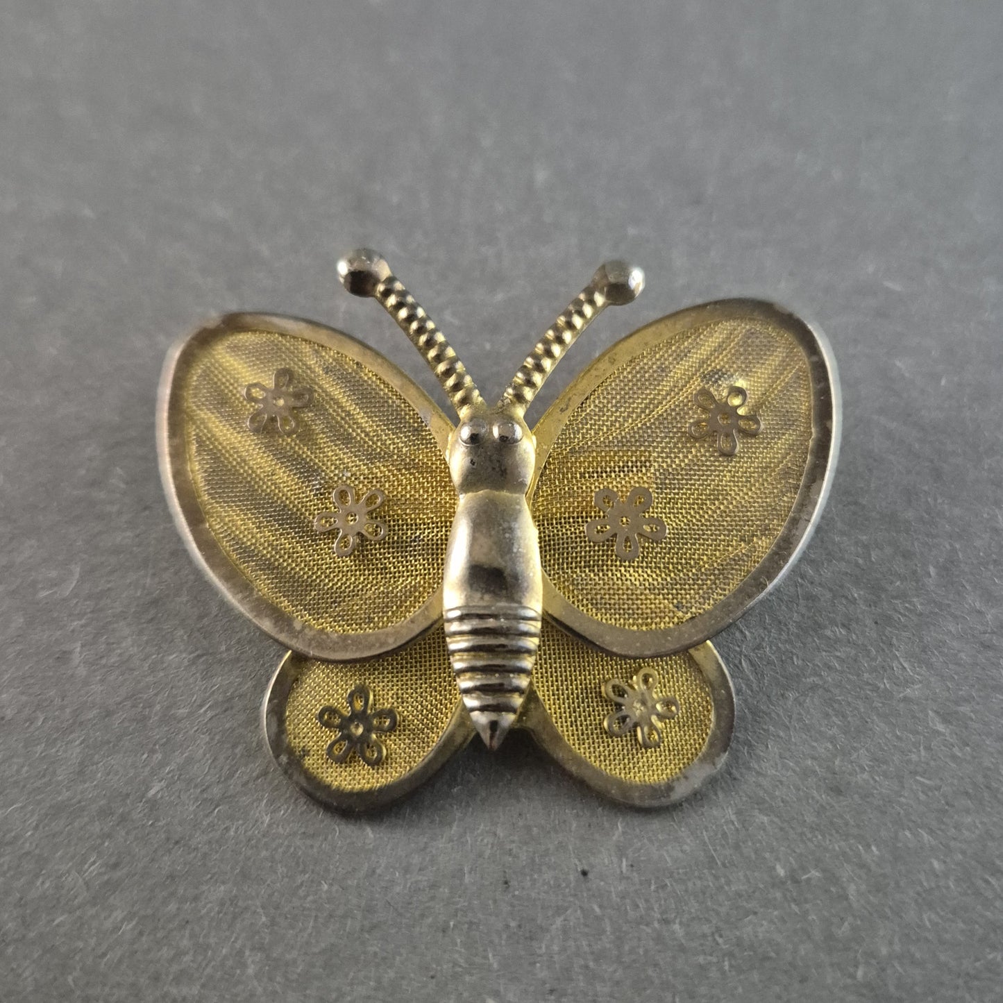 Vintage Schmetterlings-Brosche – Filigrane Goldoptik mit Blütenmuster