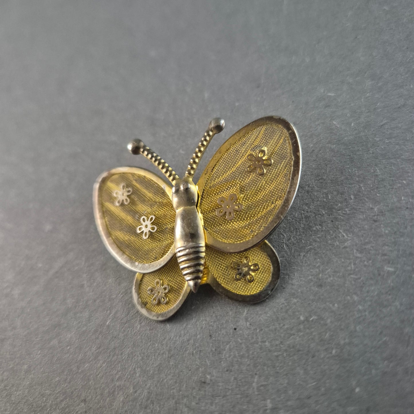 Vintage Schmetterlings-Brosche – Filigrane Goldoptik mit Blütenmuster
