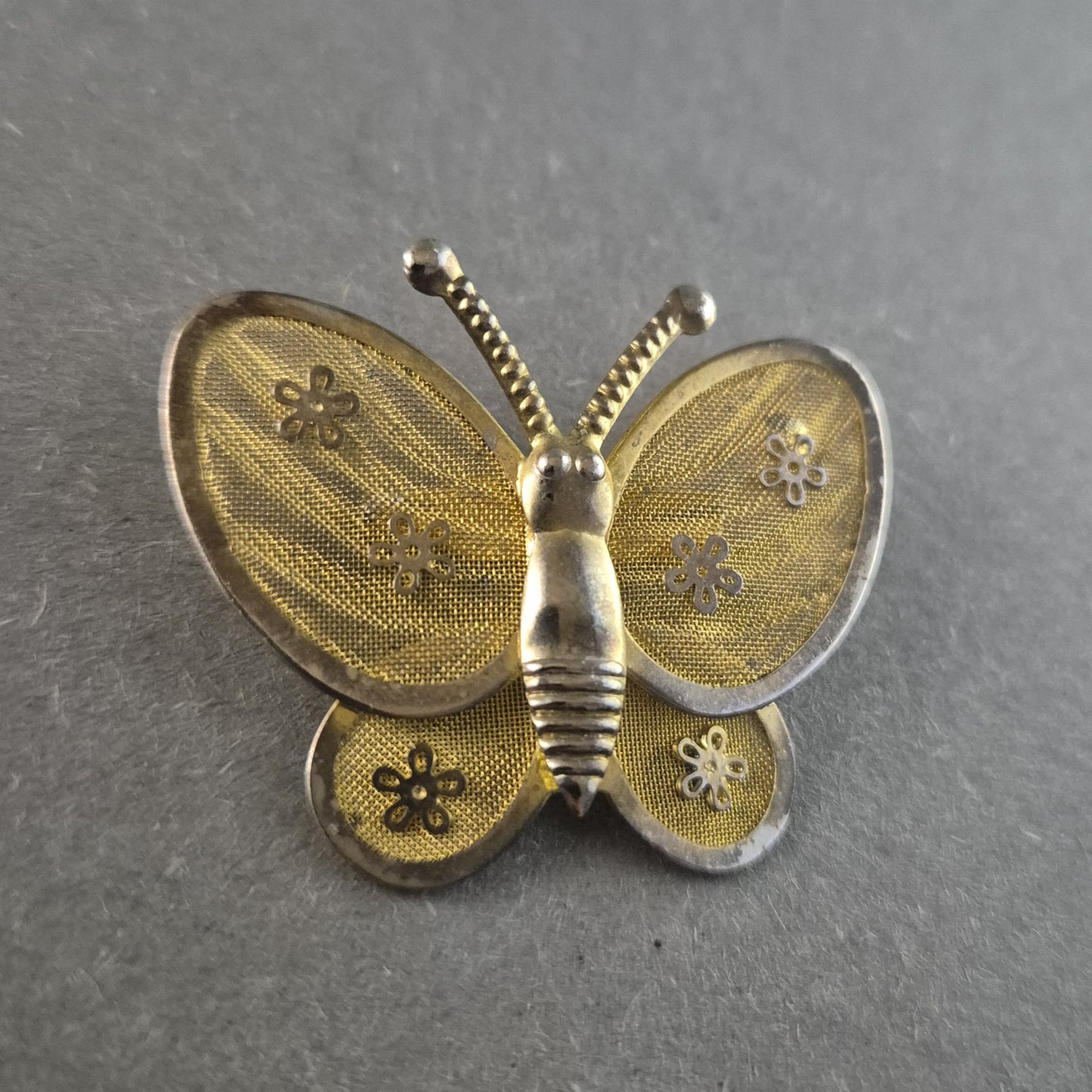 Vintage Schmetterlings-Brosche – Filigrane Goldoptik mit Blütenmuster