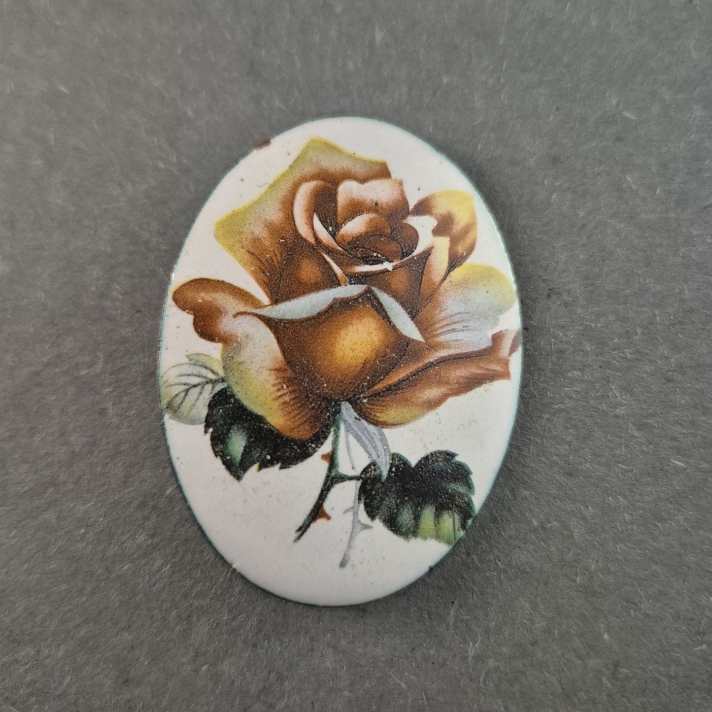 Vintage Emaille-Brosche mit Rosenmotiv – Zeitlose Eleganz in Handarbeit