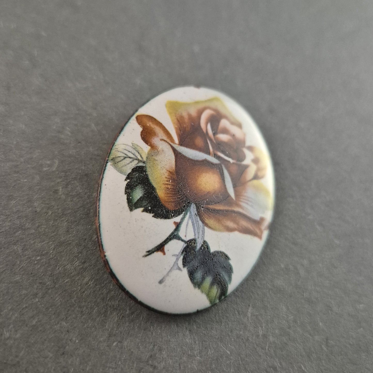 Vintage Emaille-Brosche mit Rosenmotiv – Zeitlose Eleganz in Handarbeit