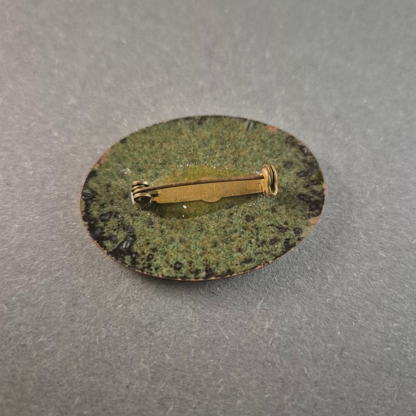 Vintage Emaille-Brosche mit Rosenmotiv – Zeitlose Eleganz in Handarbeit