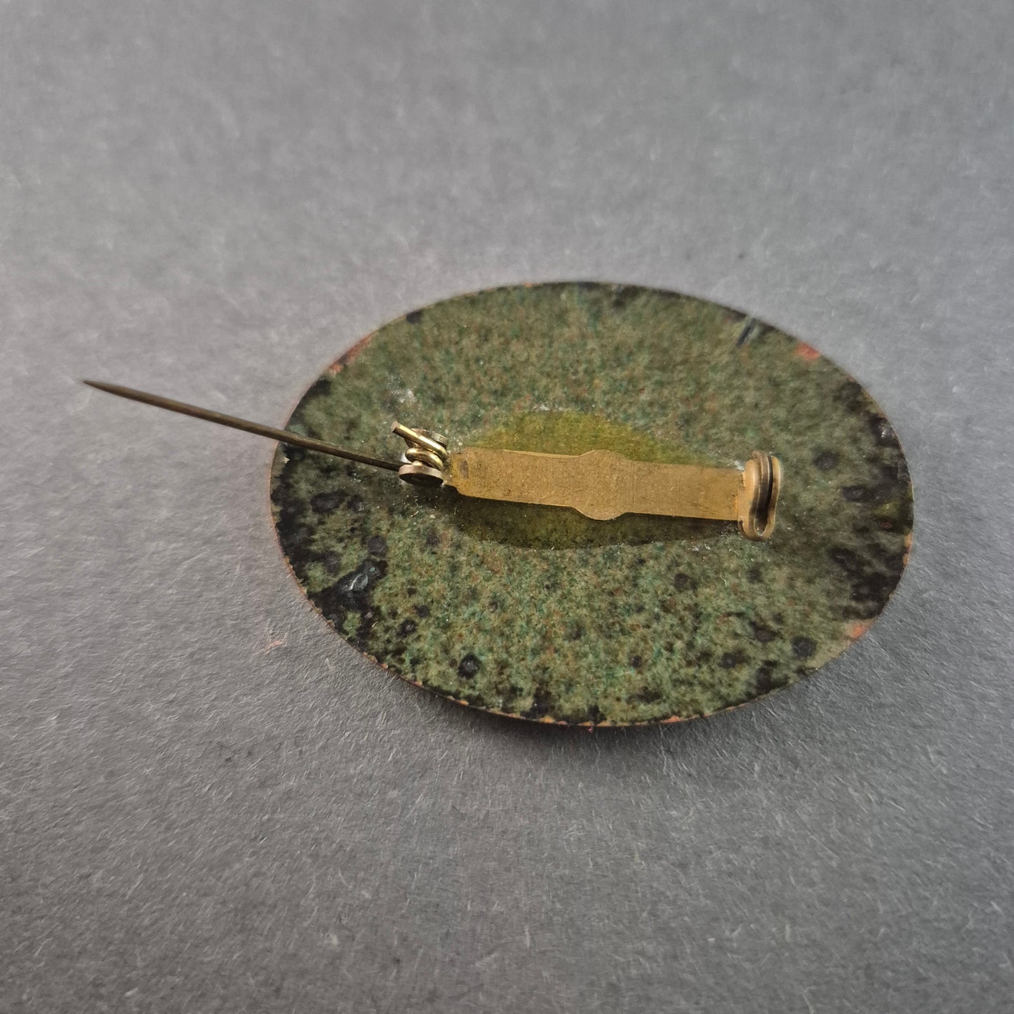 Vintage Emaille-Brosche mit Rosenmotiv – Zeitlose Eleganz in Handarbeit