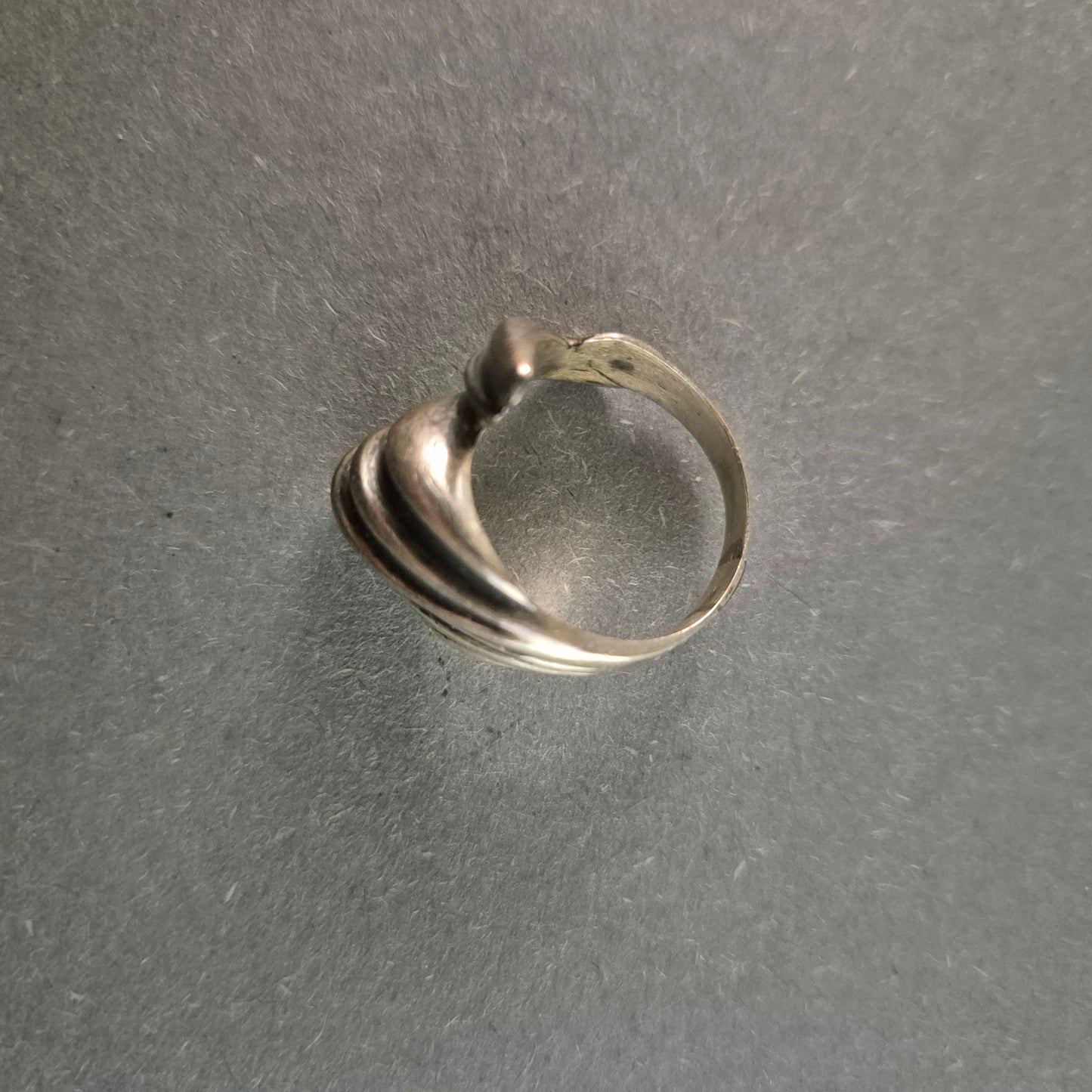 Eleganter Vintage-Silberring – Abstraktes Wellen-Design