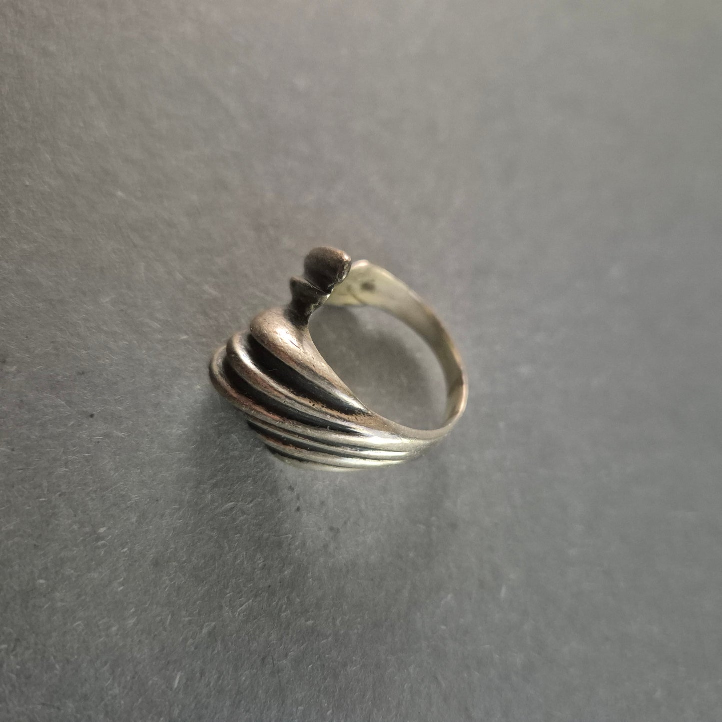 Eleganter Vintage-Silberring – Abstraktes Wellen-Design