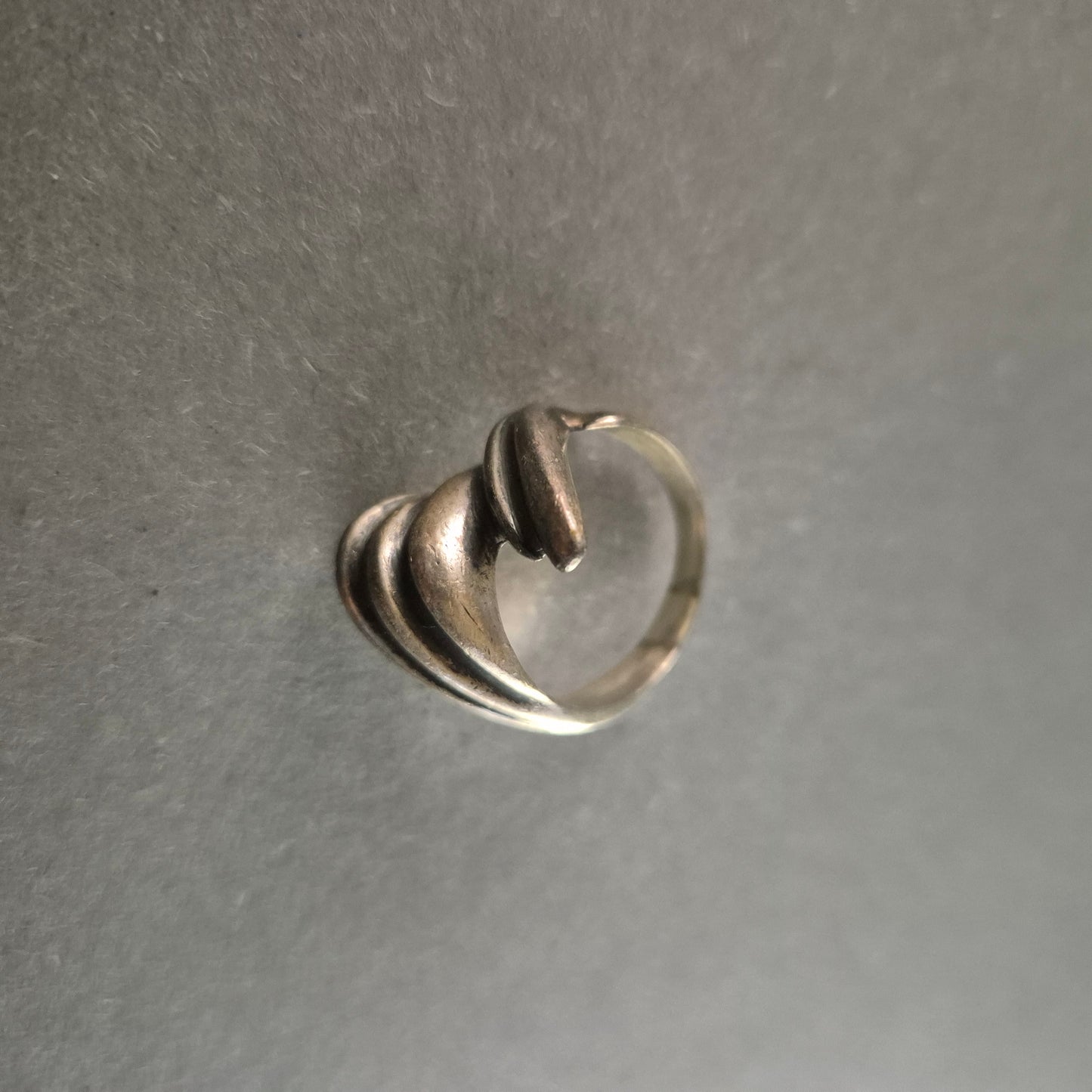Eleganter Vintage-Silberring – Abstraktes Wellen-Design