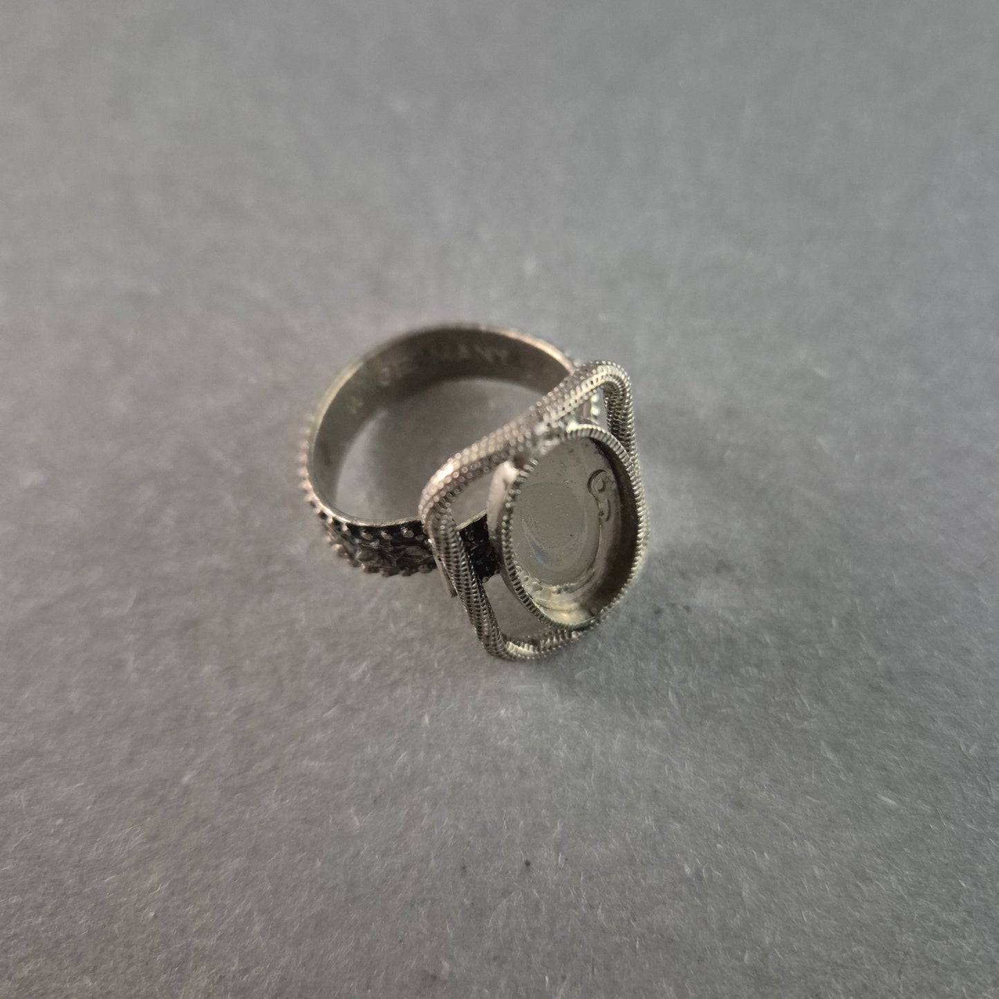 Antiker Silberring mit filigranem Medaillon – Historischer Charme