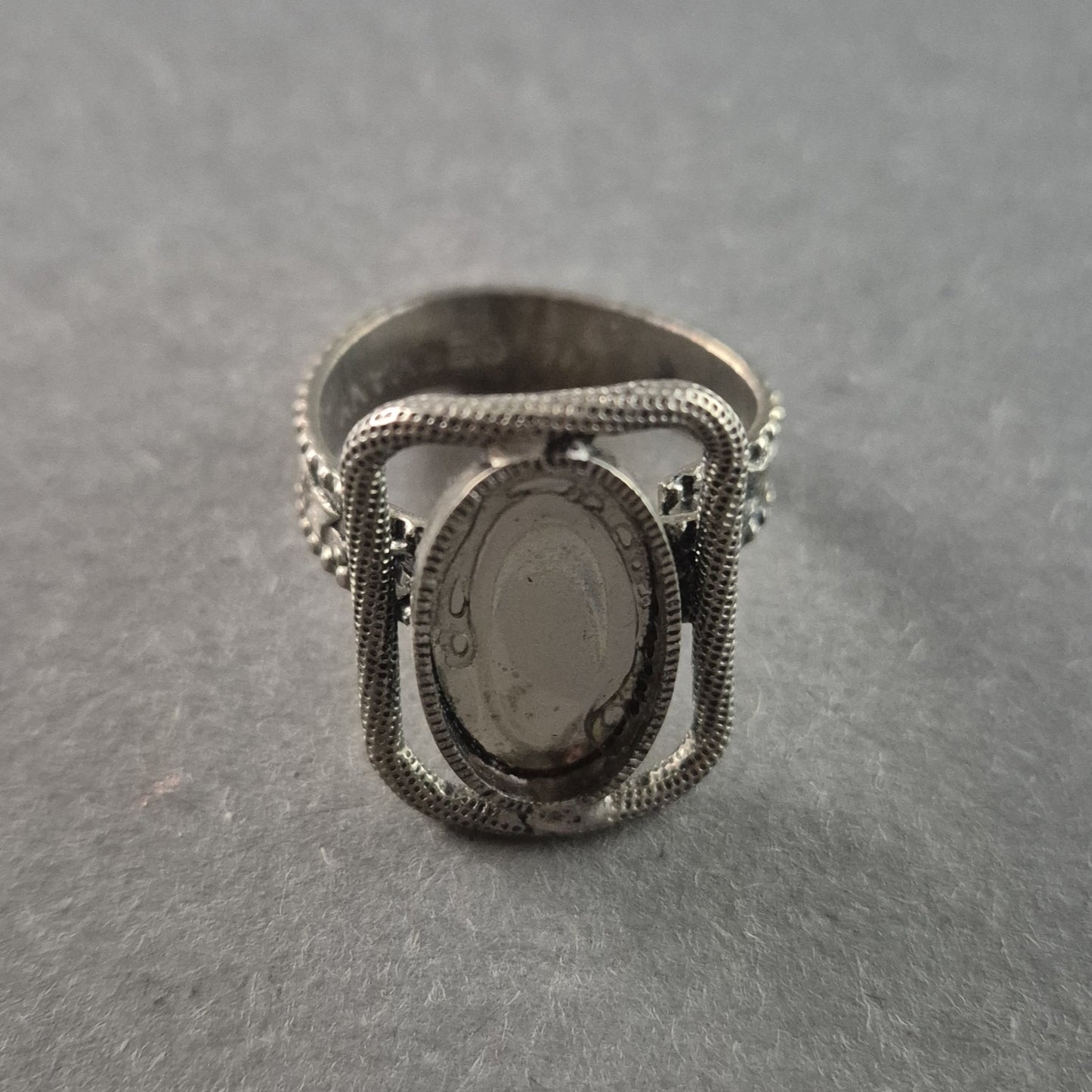 Antiker Silberring mit filigranem Medaillon – Historischer Charme