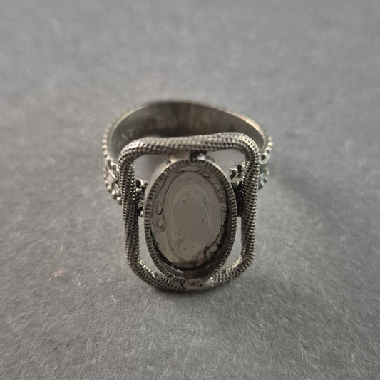 Antiker Silberring mit filigranem Medaillon – Historischer Charme