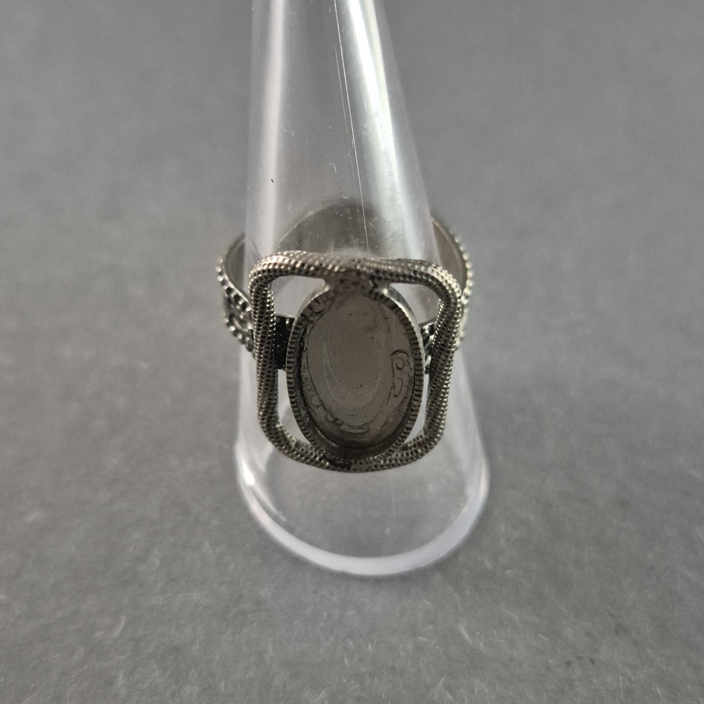 Antiker Silberring mit filigranem Medaillon – Historischer Charme