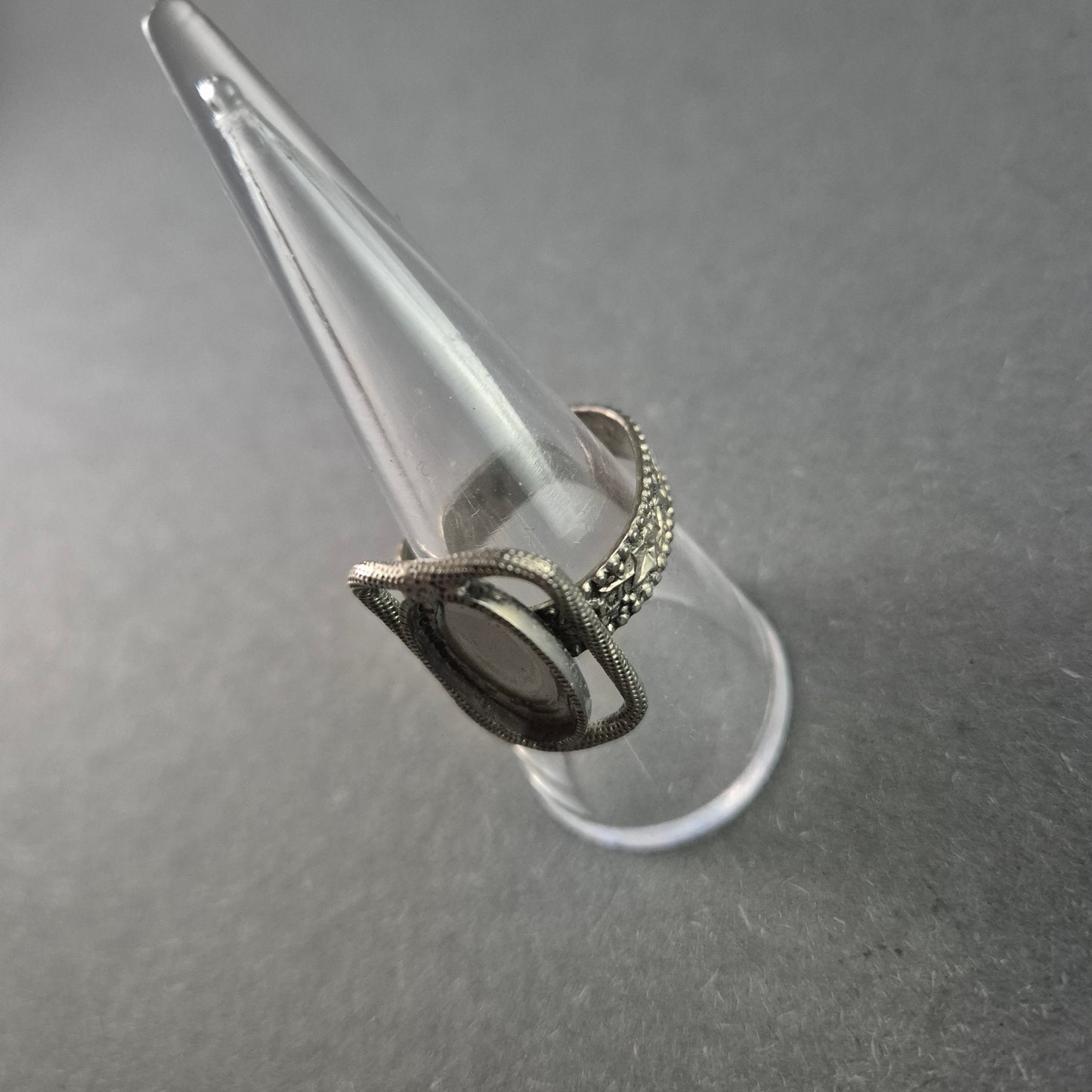 Antiker Silberring mit filigranem Medaillon – Historischer Charme