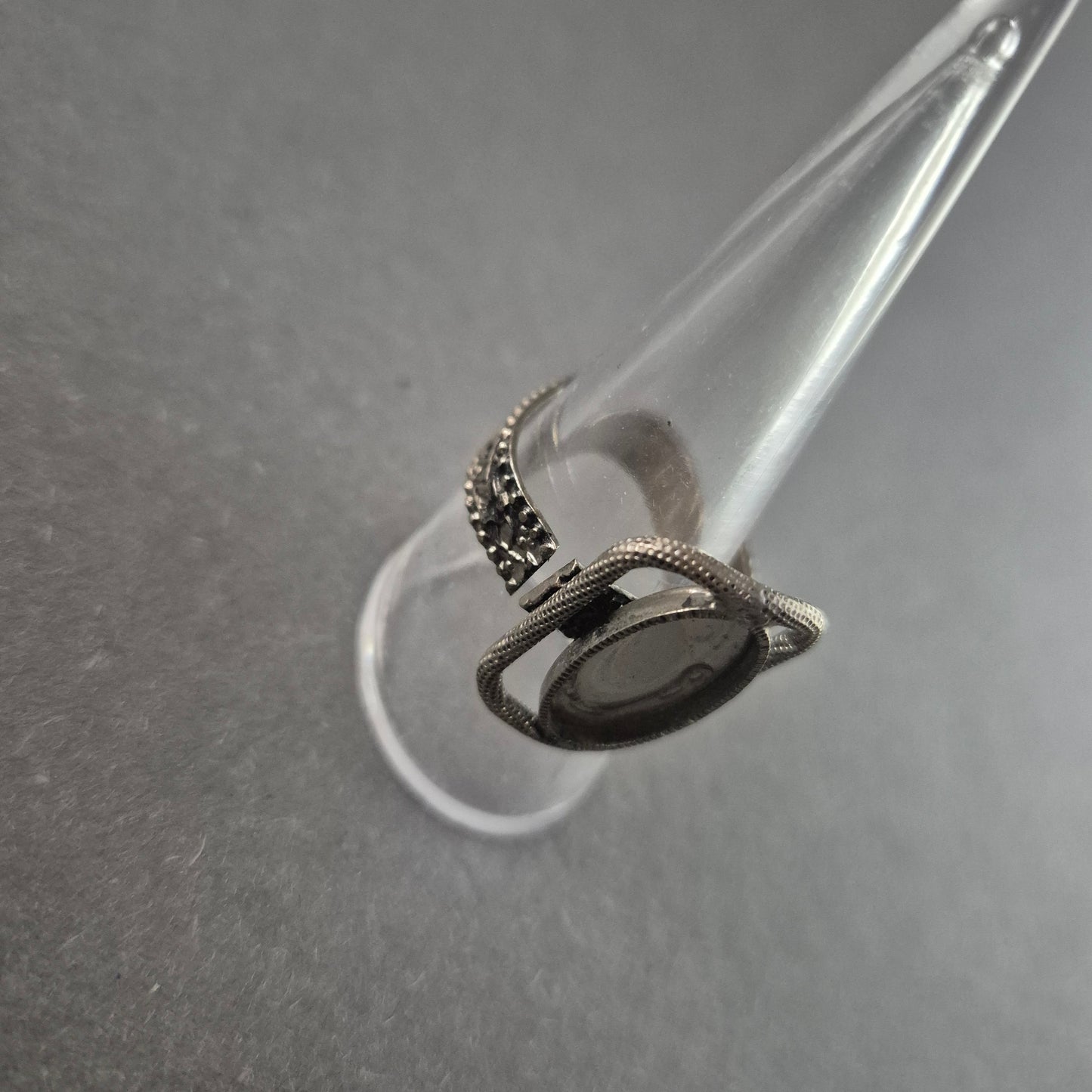 Antiker Silberring mit filigranem Medaillon – Historischer Charme