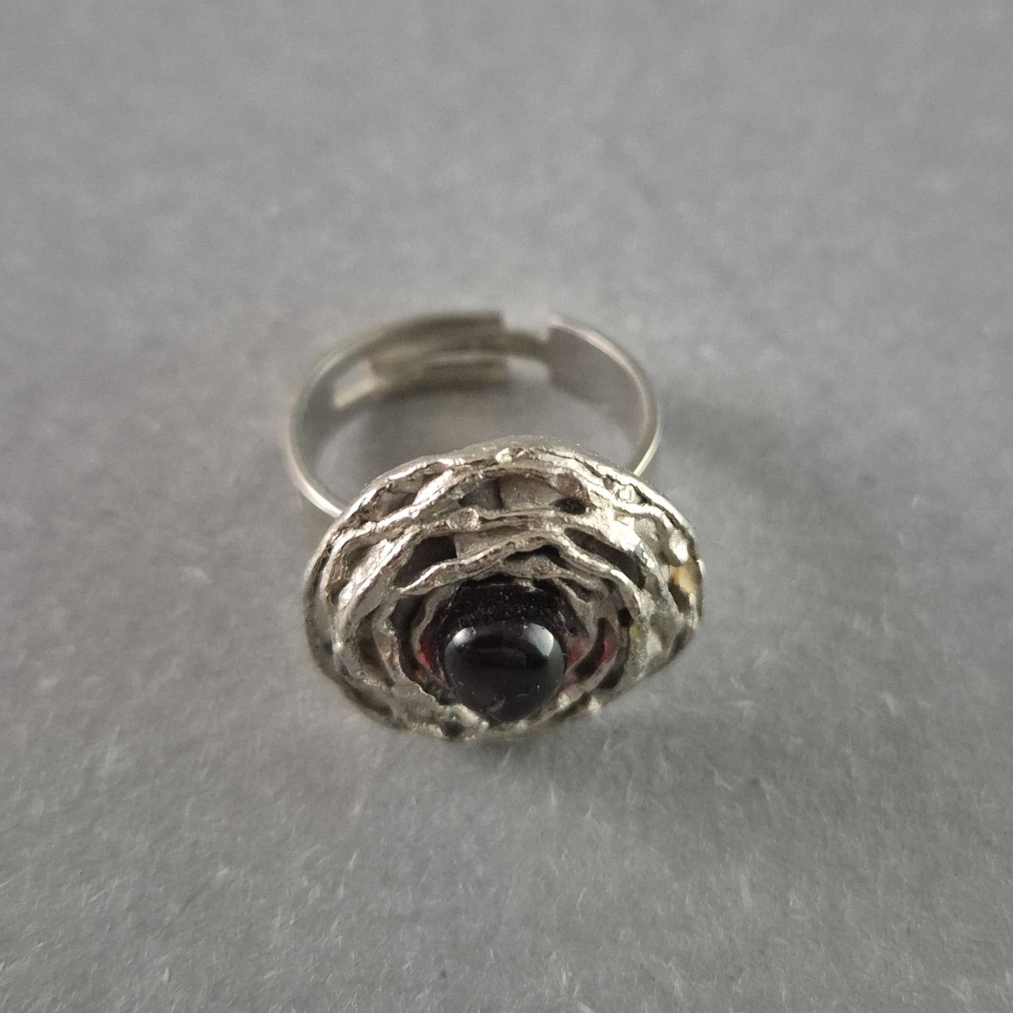 Künstlerischer Vintage-Silberring mit dunklem Stein – Handgefertigtes Unikat
