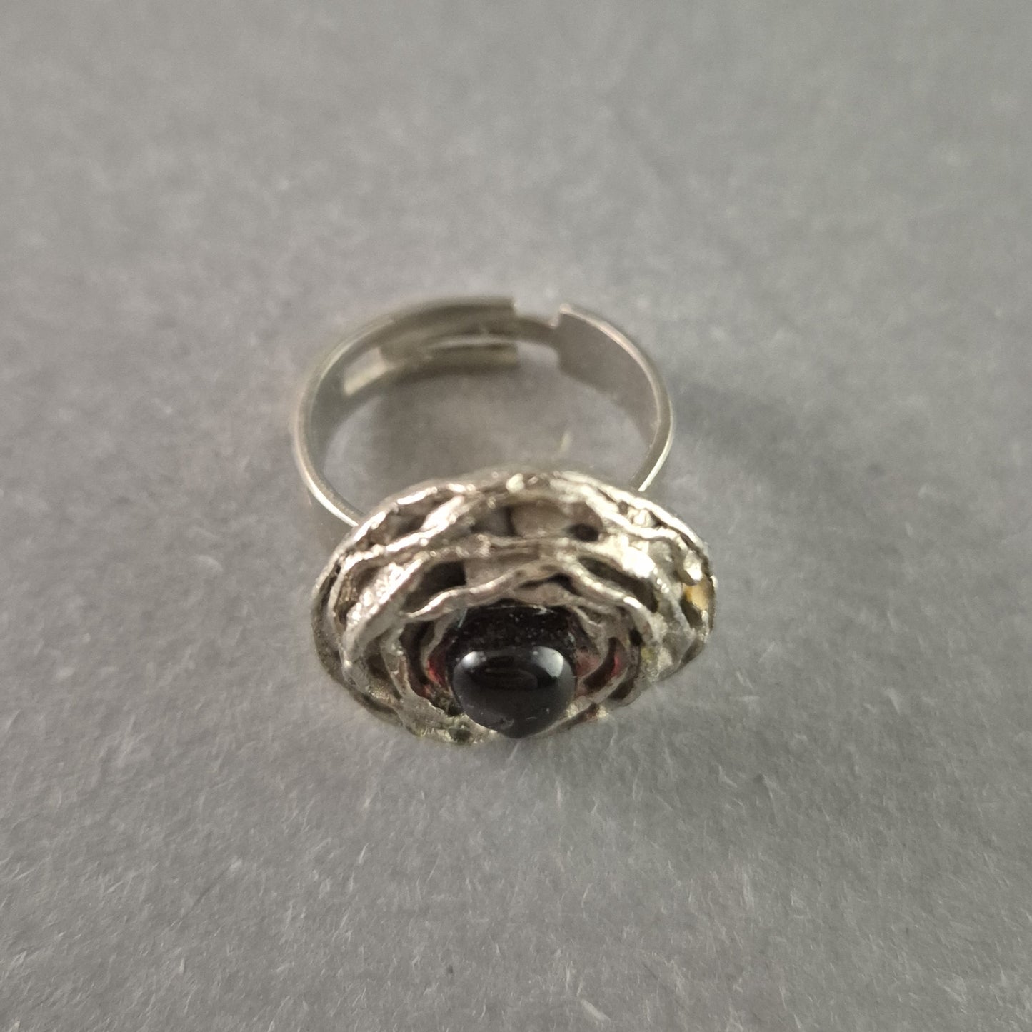 Künstlerischer Vintage-Silberring mit dunklem Stein – Handgefertigtes Unikat
