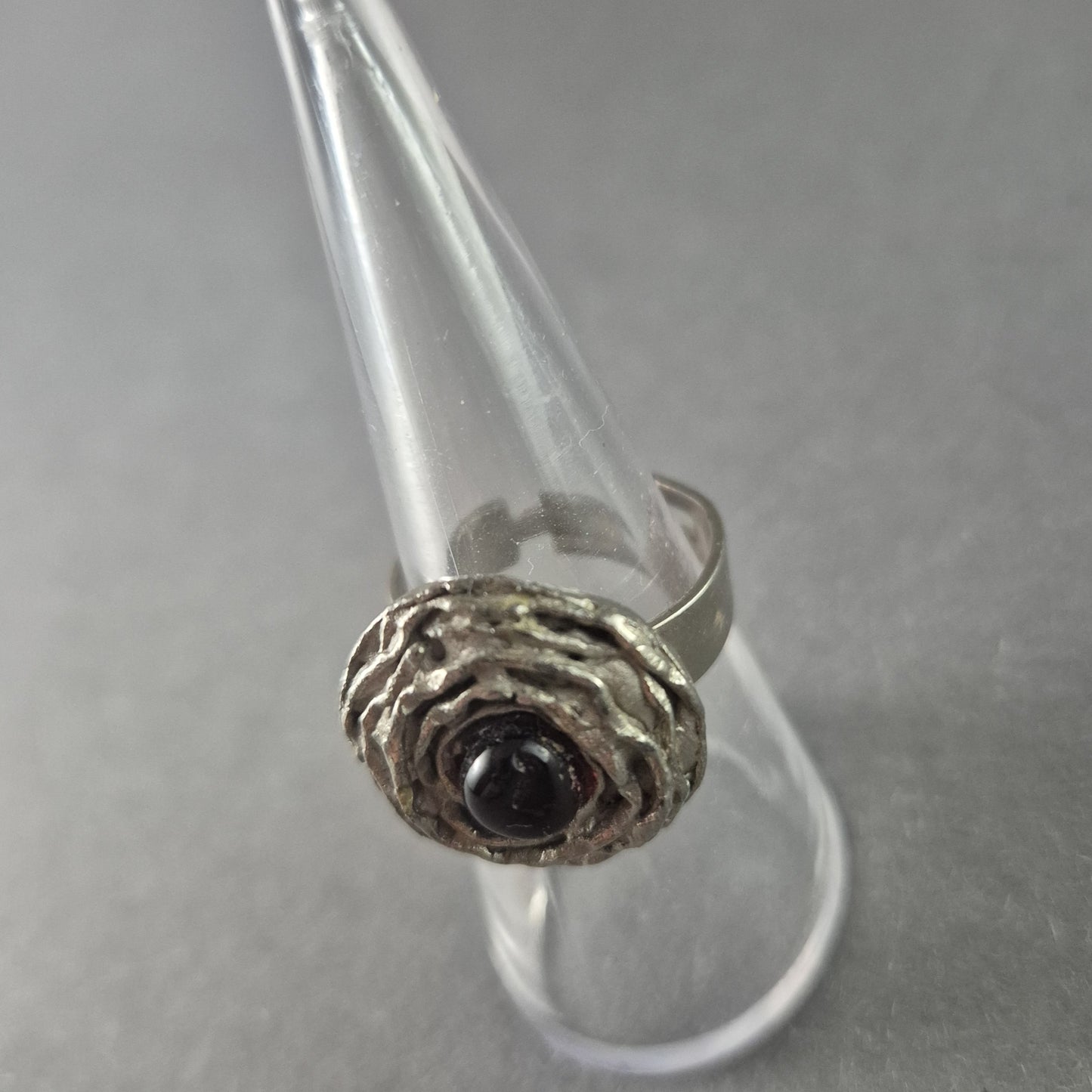 Künstlerischer Vintage-Silberring mit dunklem Stein – Handgefertigtes Unikat