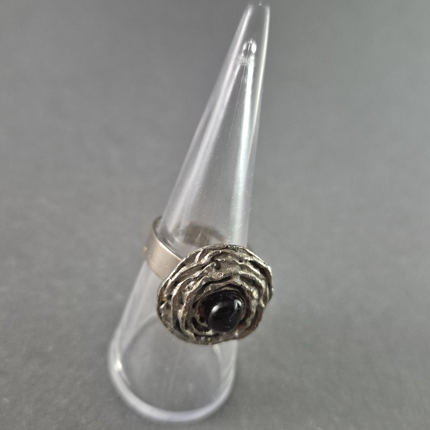 Künstlerischer Vintage-Silberring mit dunklem Stein – Handgefertigtes Unikat