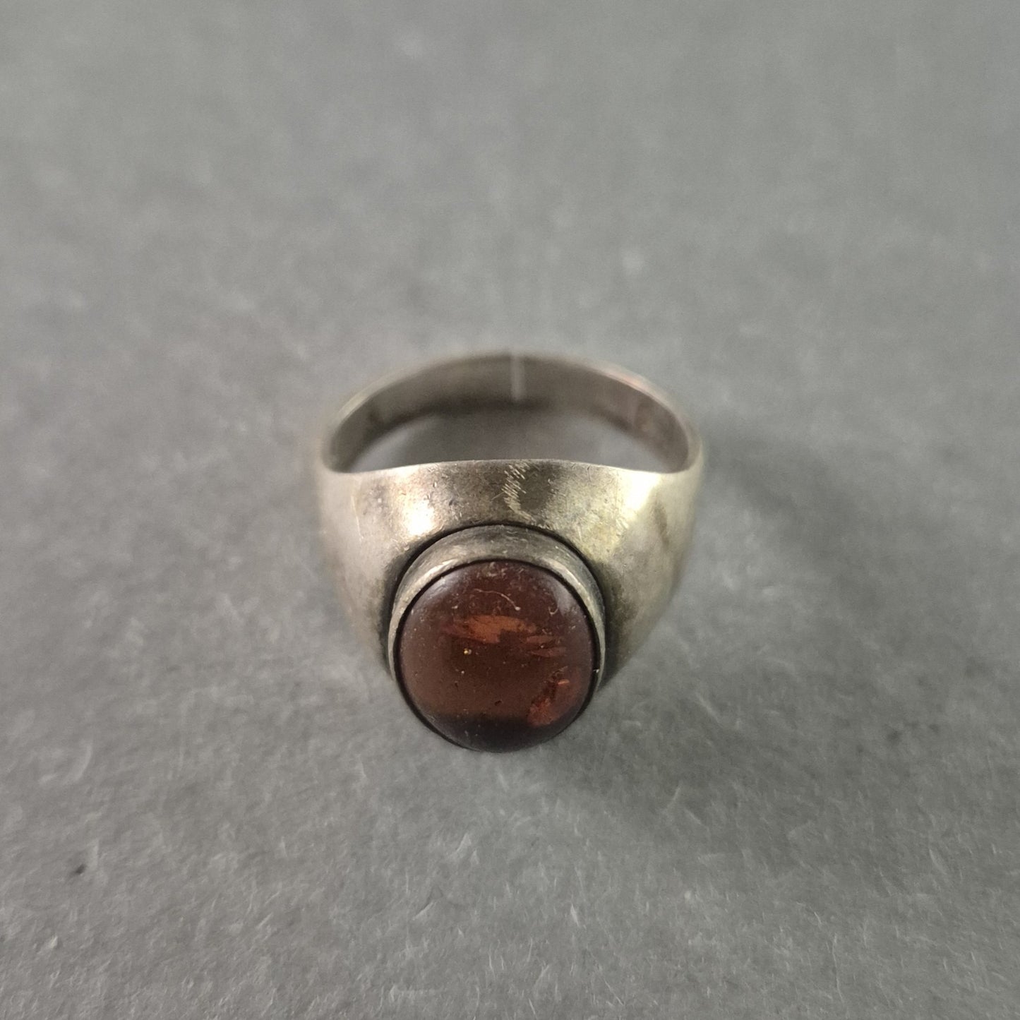 Klassischer Vintage-Silberring mit rotem Stein – Elegantes Design