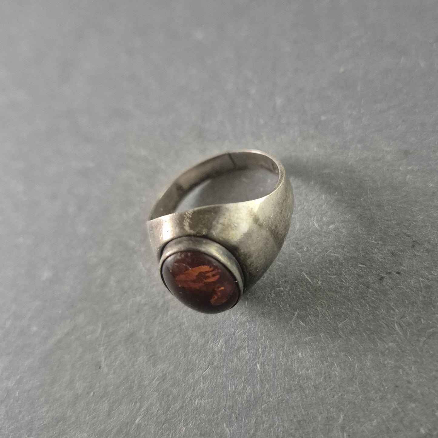 Klassischer Vintage-Silberring mit rotem Stein – Elegantes Design