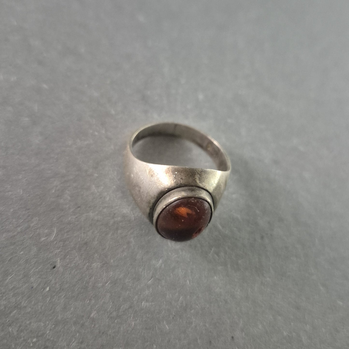 Klassischer Vintage-Silberring mit rotem Stein – Elegantes Design