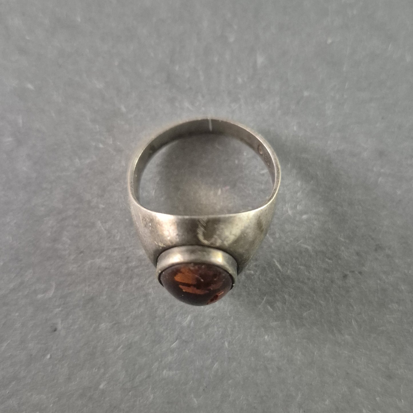 Klassischer Vintage-Silberring mit rotem Stein – Elegantes Design