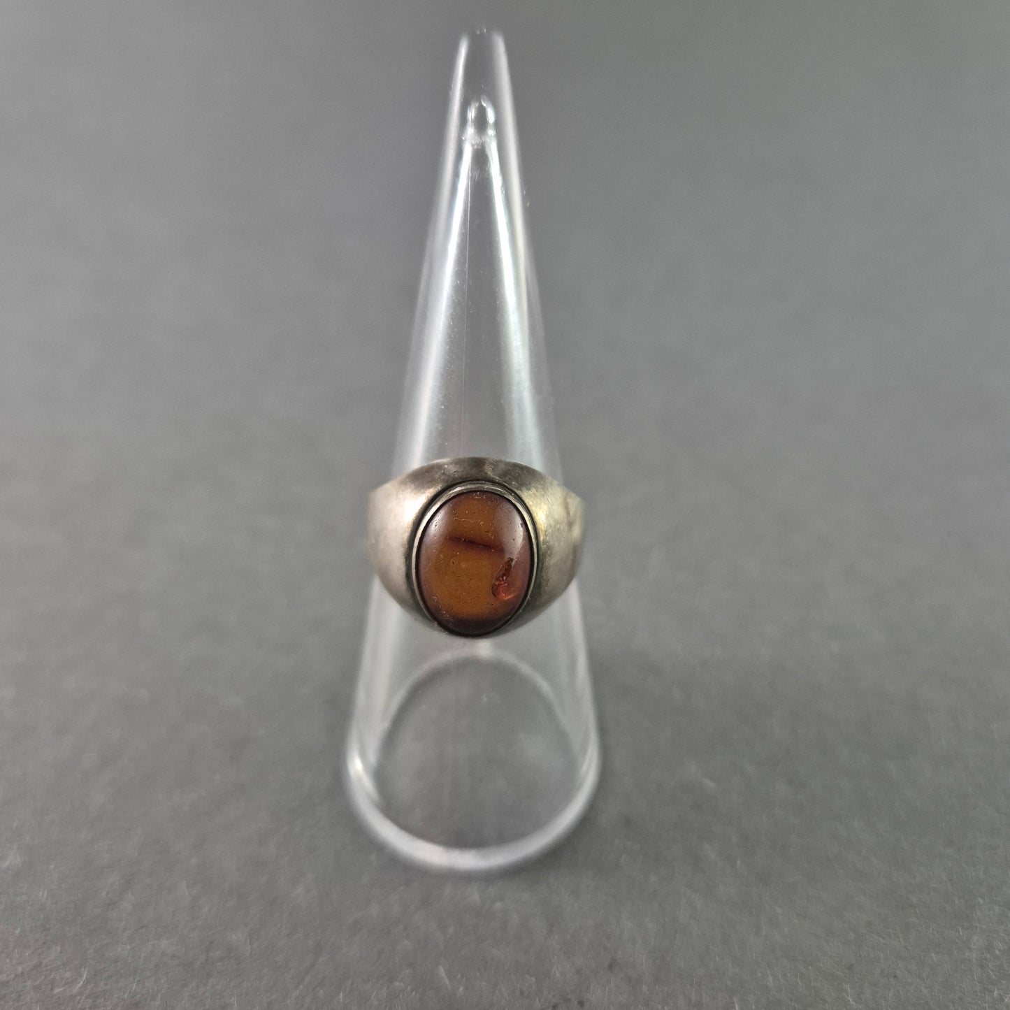 Klassischer Vintage-Silberring mit rotem Stein – Elegantes Design