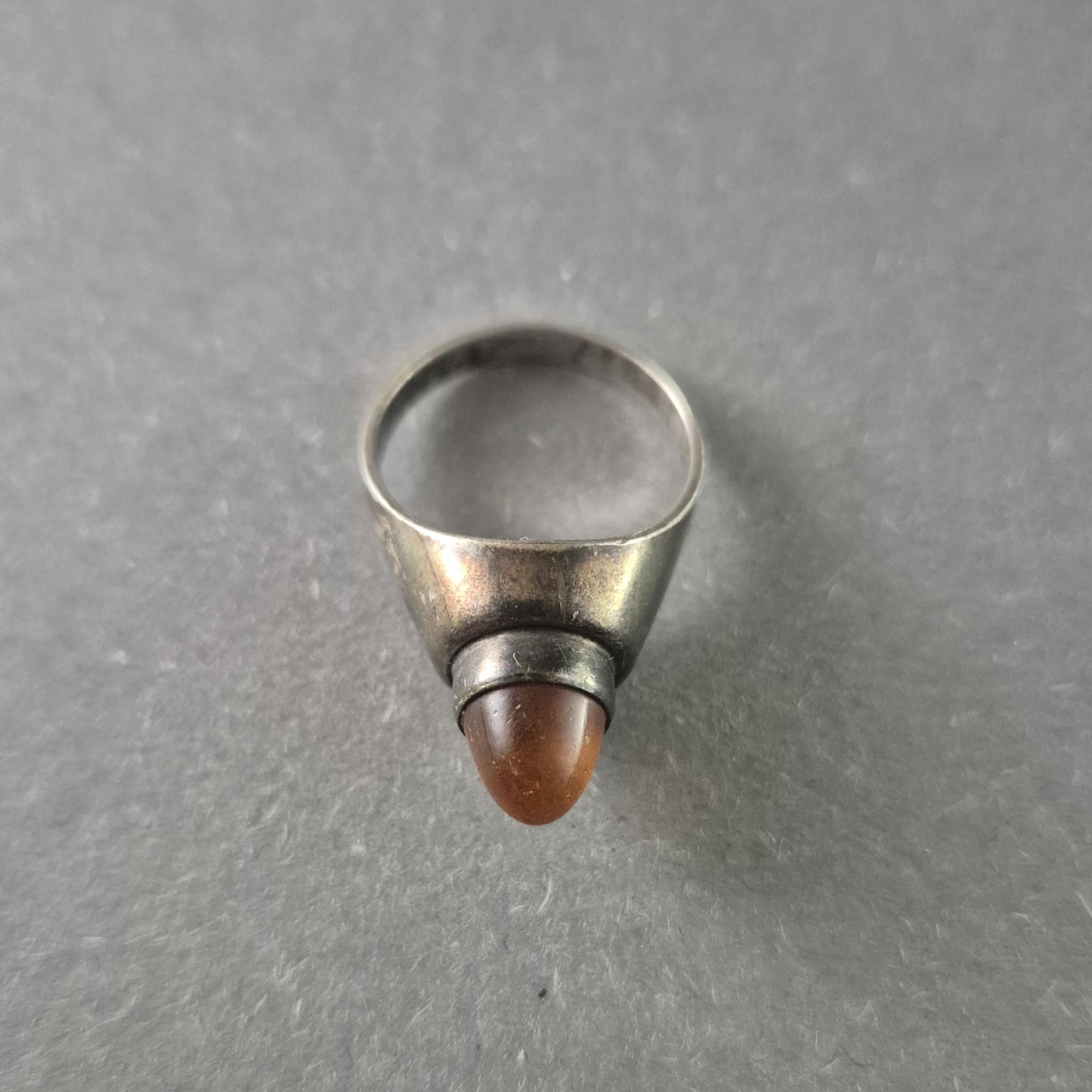 Vintage-Silberring mit konischem Bernstein – Exklusives Design