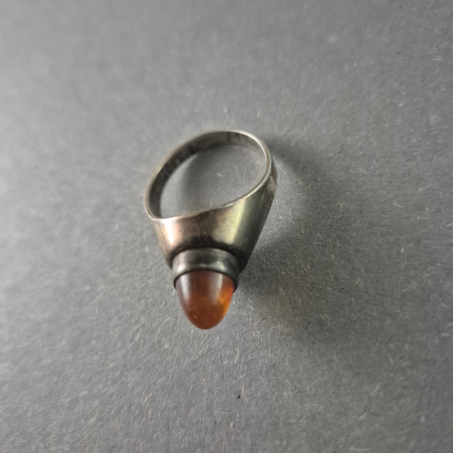 Vintage-Silberring mit konischem Bernstein – Exklusives Design
