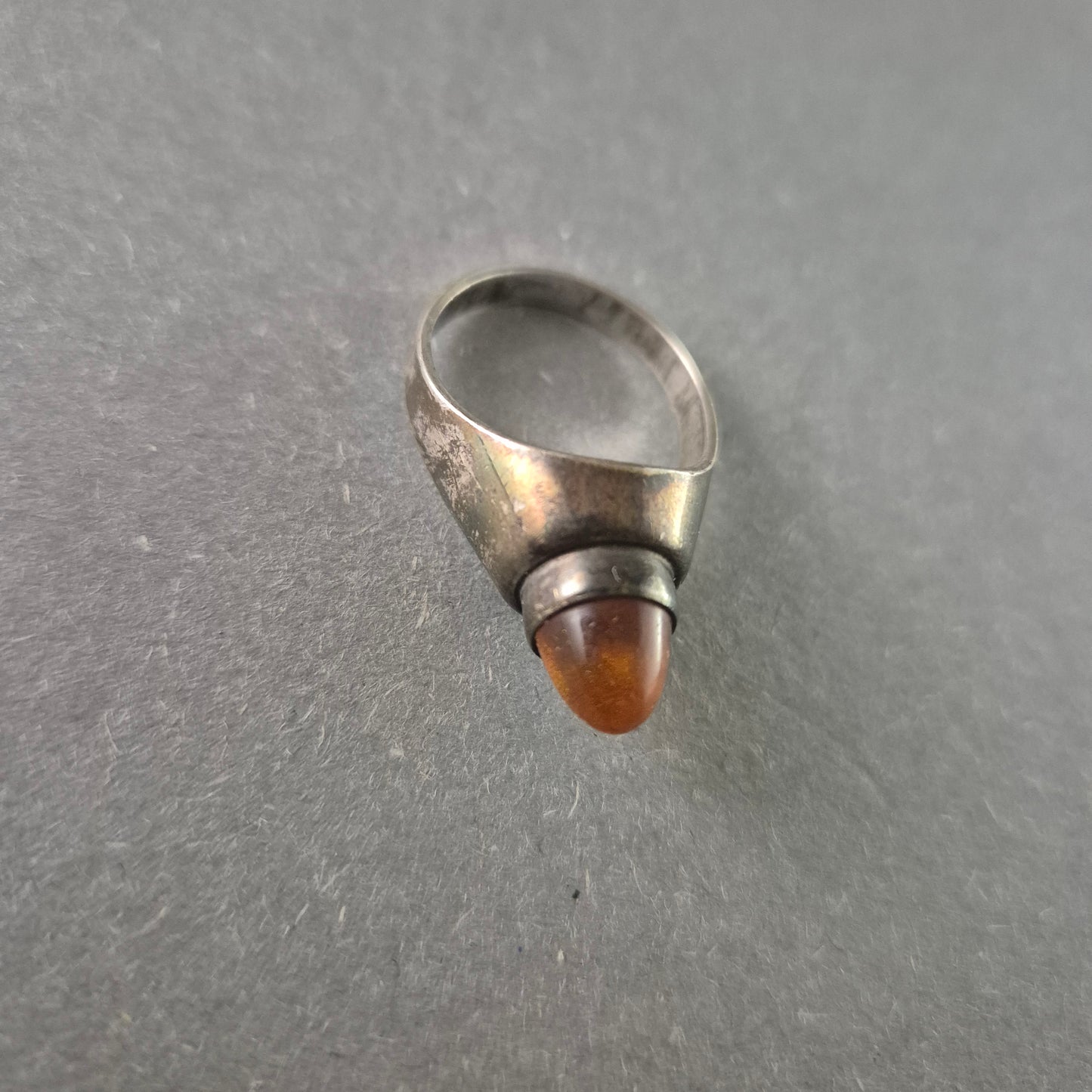 Vintage-Silberring mit konischem Bernstein – Exklusives Design