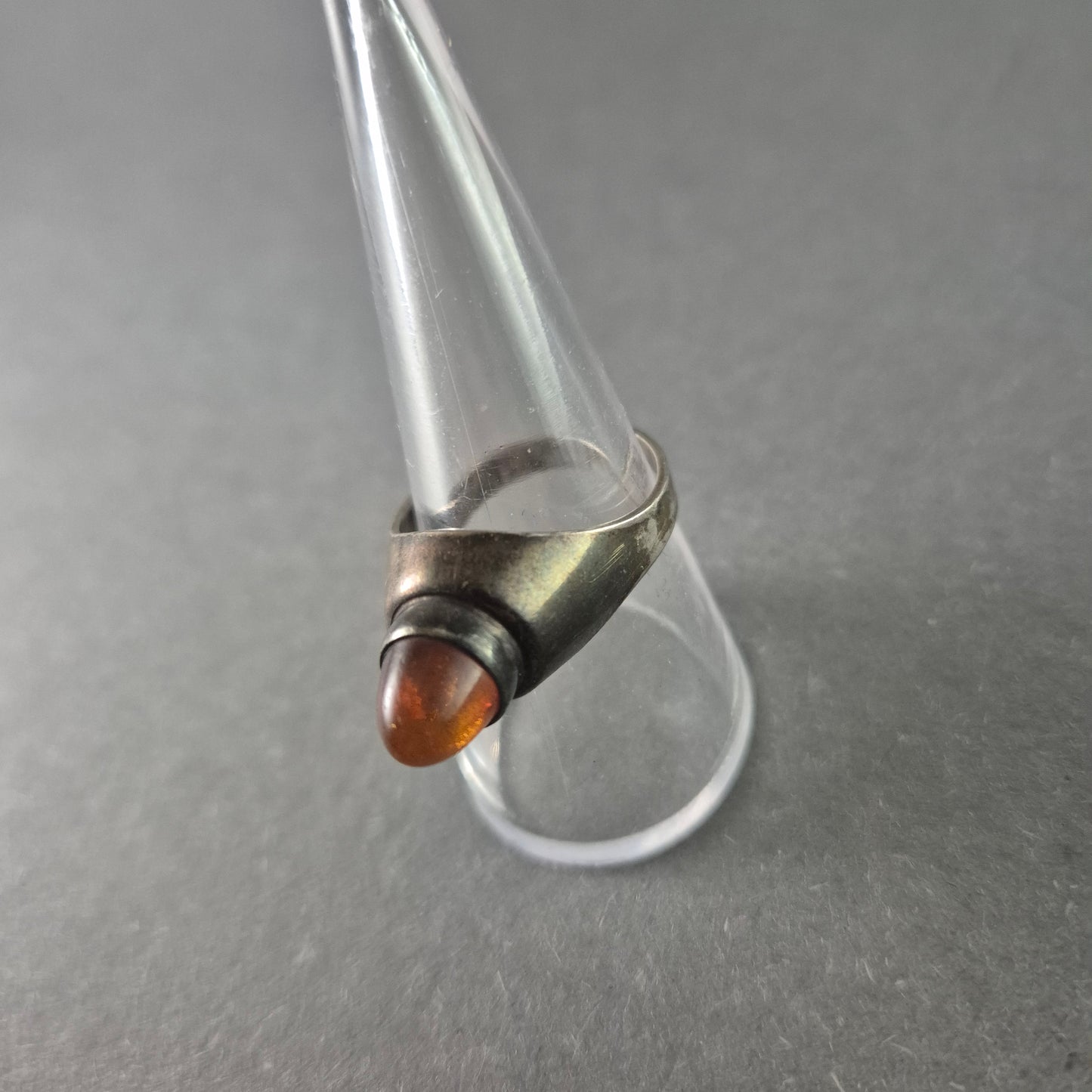 Vintage-Silberring mit konischem Bernstein – Exklusives Design
