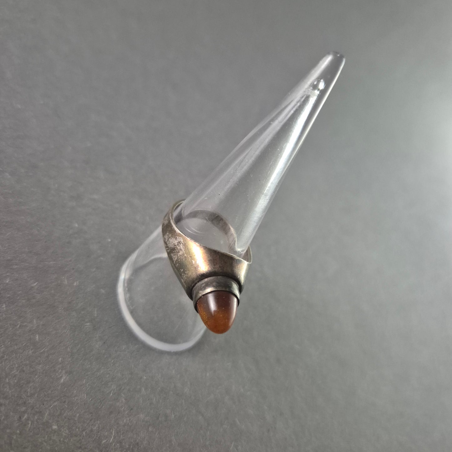 Vintage-Silberring mit konischem Bernstein – Exklusives Design