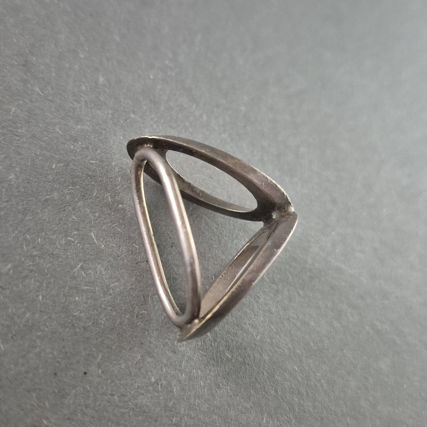 Moderner Silberring mit geometrischem Design – Avantgardistischer Stil