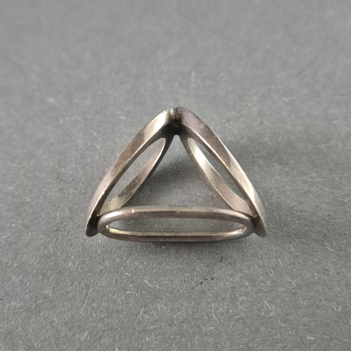 Moderner Silberring mit geometrischem Design – Avantgardistischer Stil