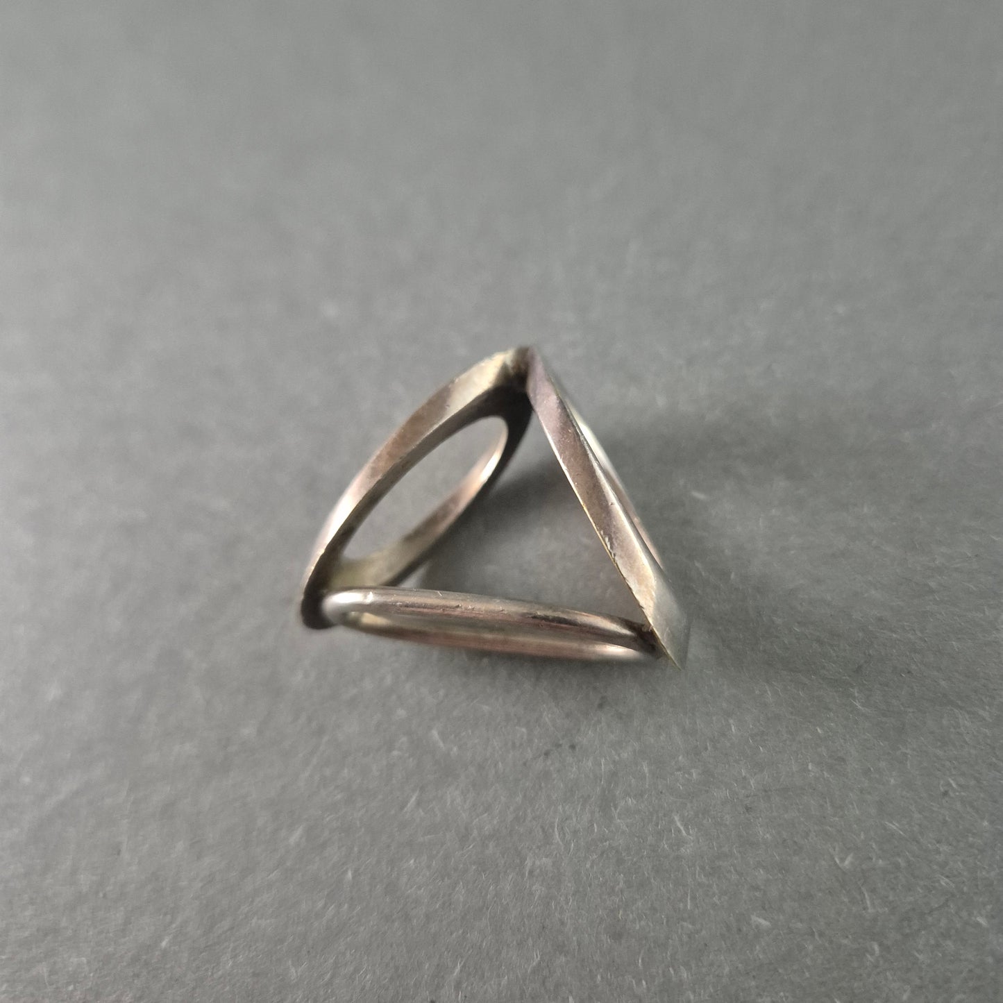 Moderner Silberring mit geometrischem Design – Avantgardistischer Stil