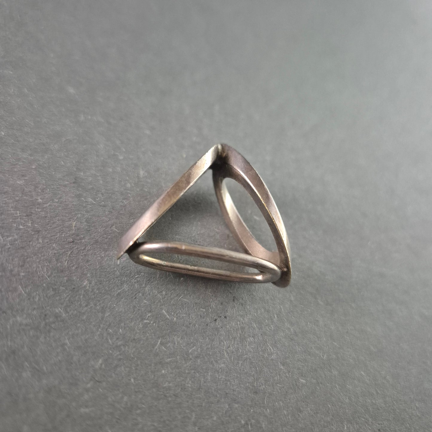 Moderner Silberring mit geometrischem Design – Avantgardistischer Stil